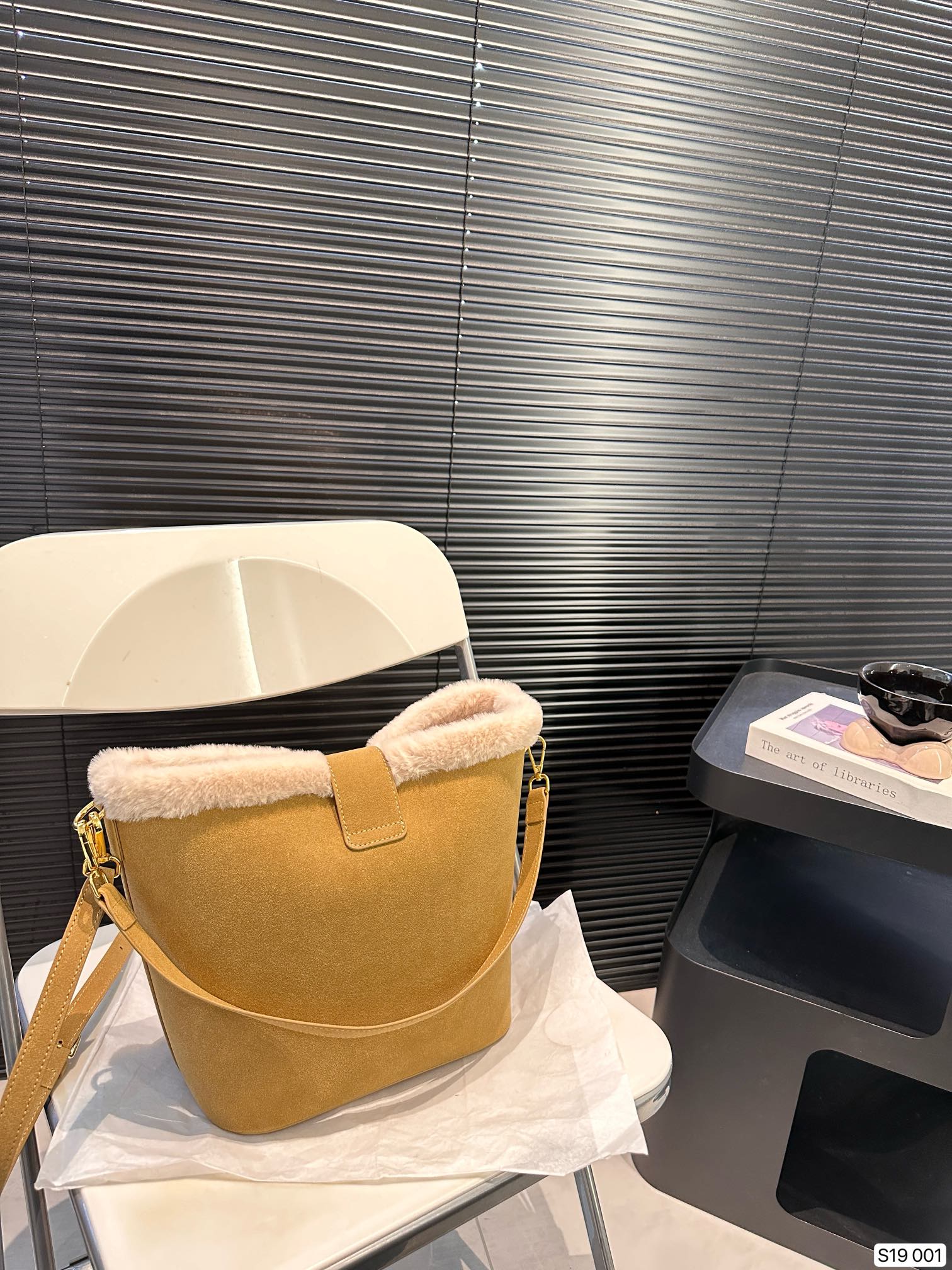 P145 赛琳秋冬限定|毛茸茸的celine水桶包 celine这次的新品我很满意这只毛茸茸的托特真的很可爱，在秋叶飘零的时候背上有多应景了秋冬氛围感直接拿捏！尺寸：24 24 货号001