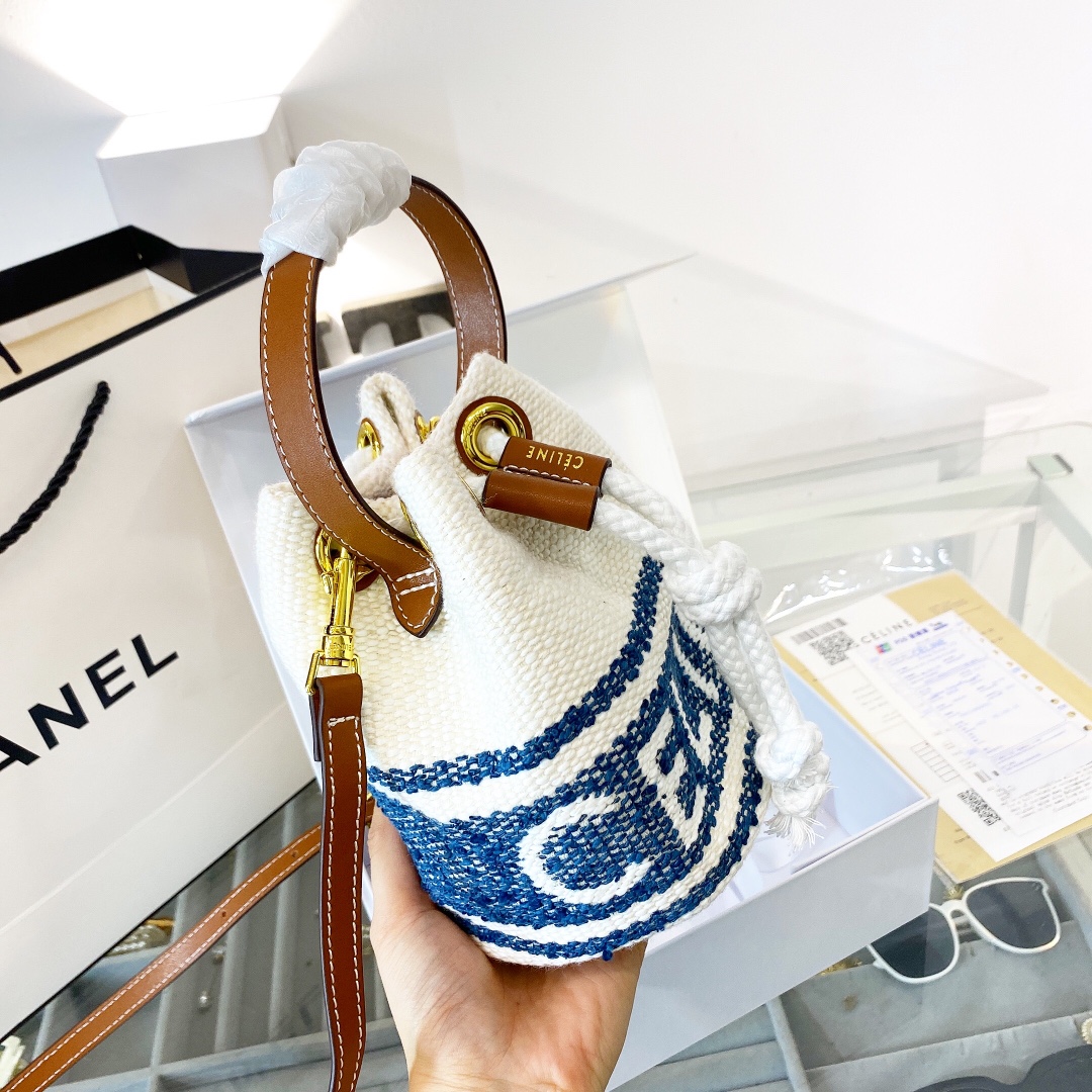 p155折叠礼盒包装🎁 Celine赛琳 新款水桶,复古编织水桶包 潮人们背的最多的包包大概就是这款 单肩、斜跨都不是问题,有种慵慵懒懒的街头风J-108尺寸 15.15.18