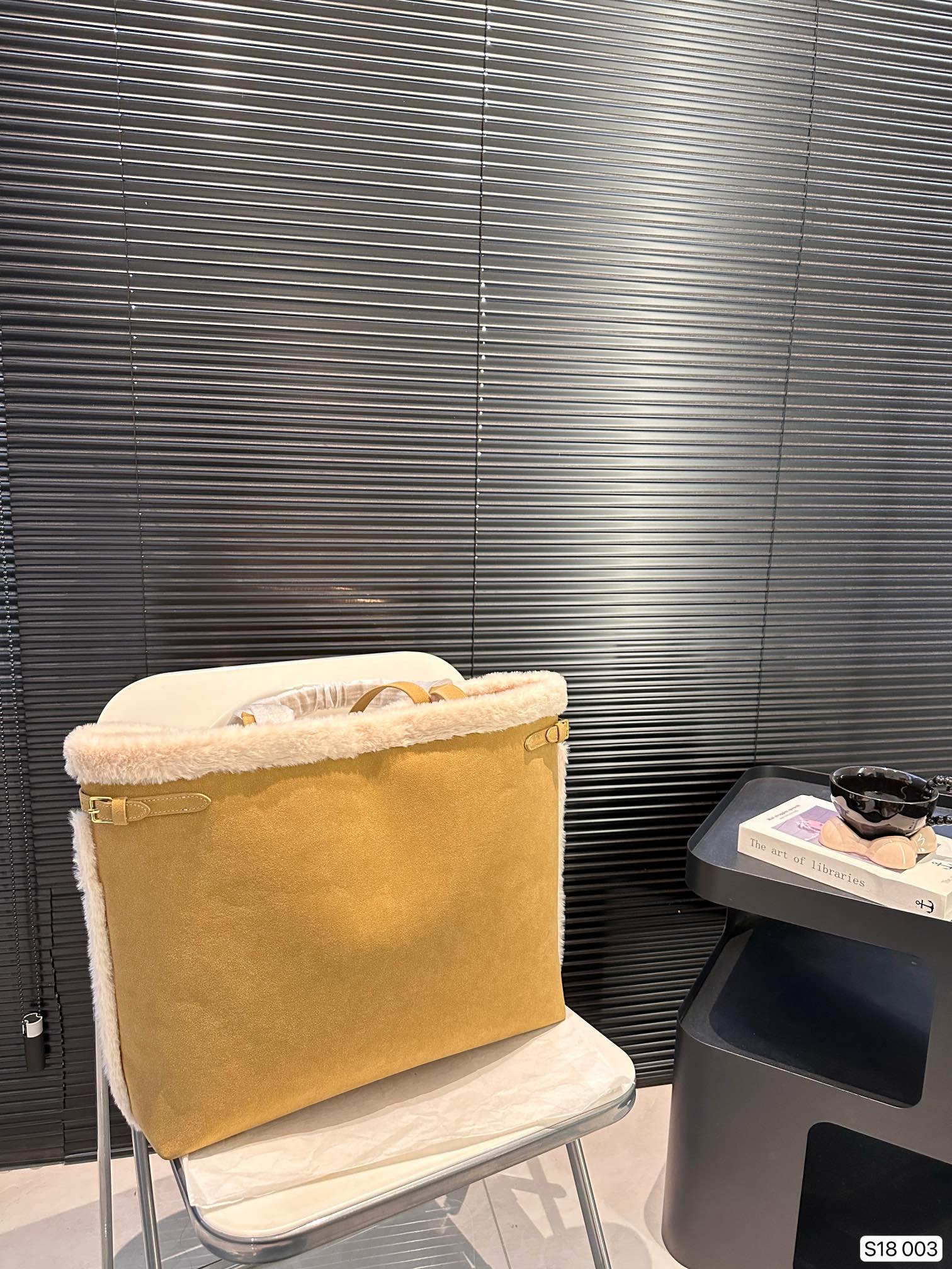 P140 赛琳秋冬限定|毛茸茸的celine托特包 celine这次的新品我很满意这只毛茸茸的托特真的很可爱，在秋叶飘零的时候背上有多应景了秋冬氛围感直接拿捏！尺寸：40 34 货号003