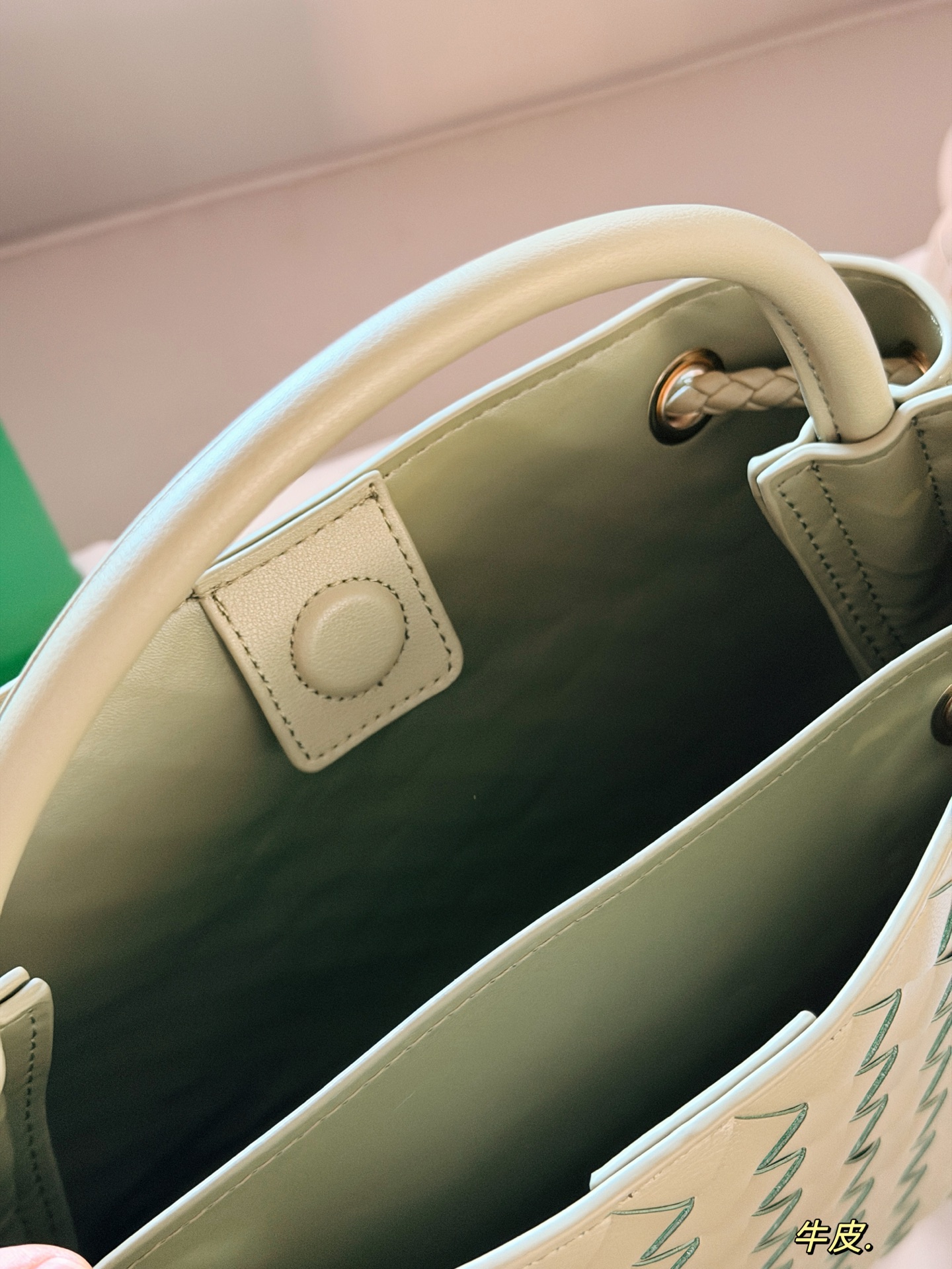 💰235 配盒 size：25*20cm BV Andiamo 迷恋老钱风随意又慵懒的感觉 实物皮质 柔软容量超大手拎大小感觉很合适