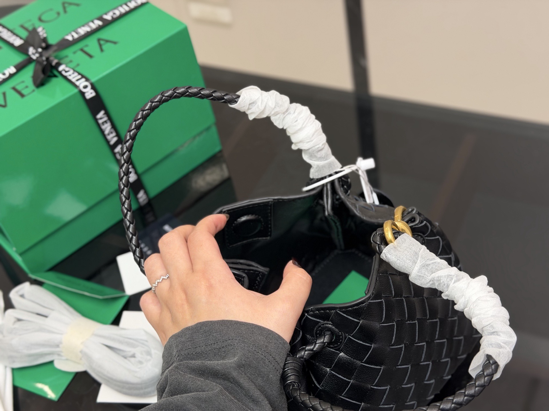 &yen;240 配盒（升级版） size：21*16cm bv 编织购物袋 它是这一季中性价比➕实用性最棒的一只包包！ 容量非常OK