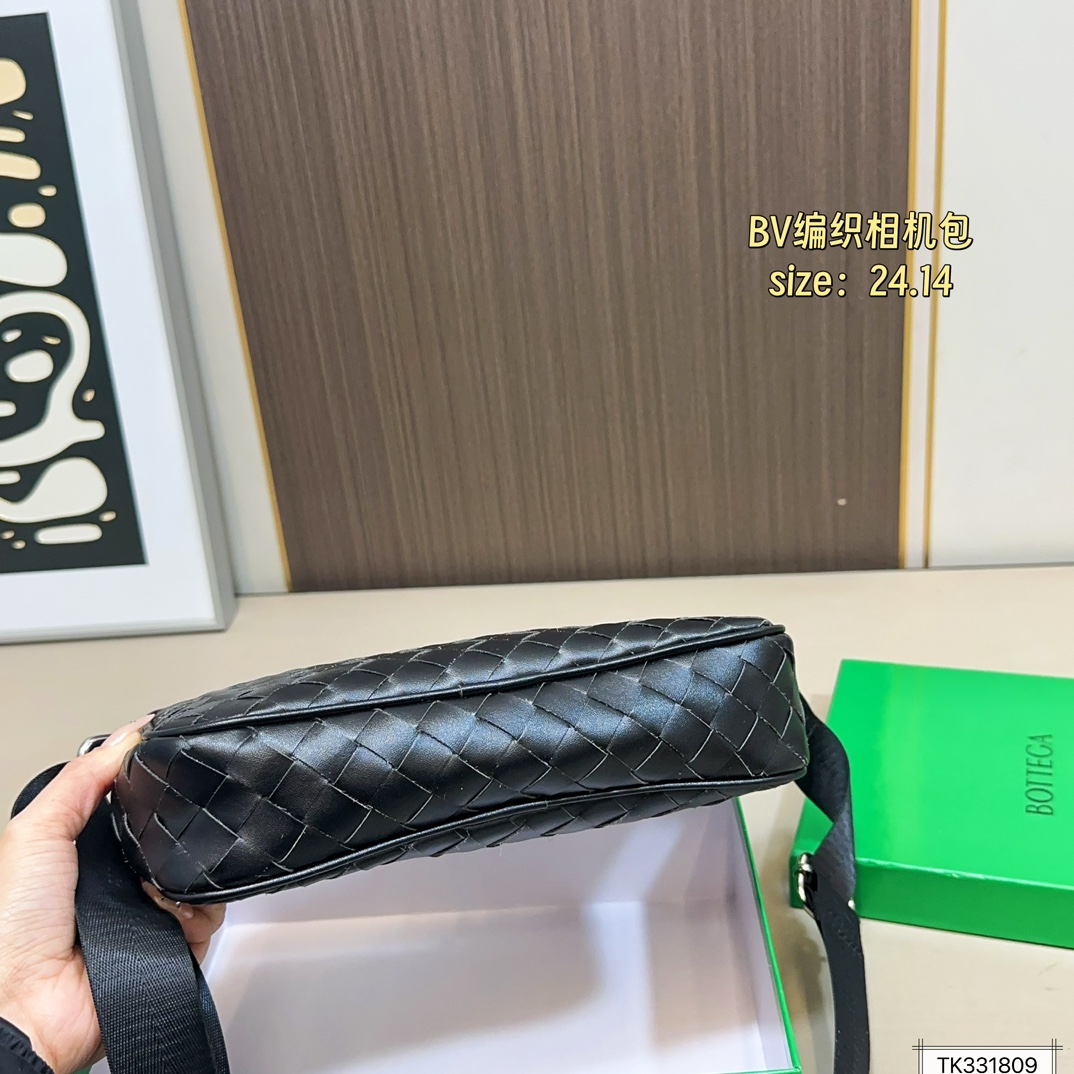 💰125（配盒） 尺寸24&times;14 BV 新款Veneta编织相机包斜挎包 简约别致，高级时髦不张扬！ 不管斜挎、单肩都是满满的造型感～ 实物皮质很软却饱满有型～ 简约大气，超级有范 男女同款