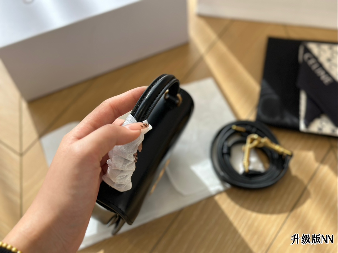 &yen;180配盒 LISA同款可爱手提小包一枚！ CELINE BESACE TRIOMPHE太太太太可爱啦！可盐可甜！虽然放不下手机但是可以装下你的其他东西鸭！尺寸15*12