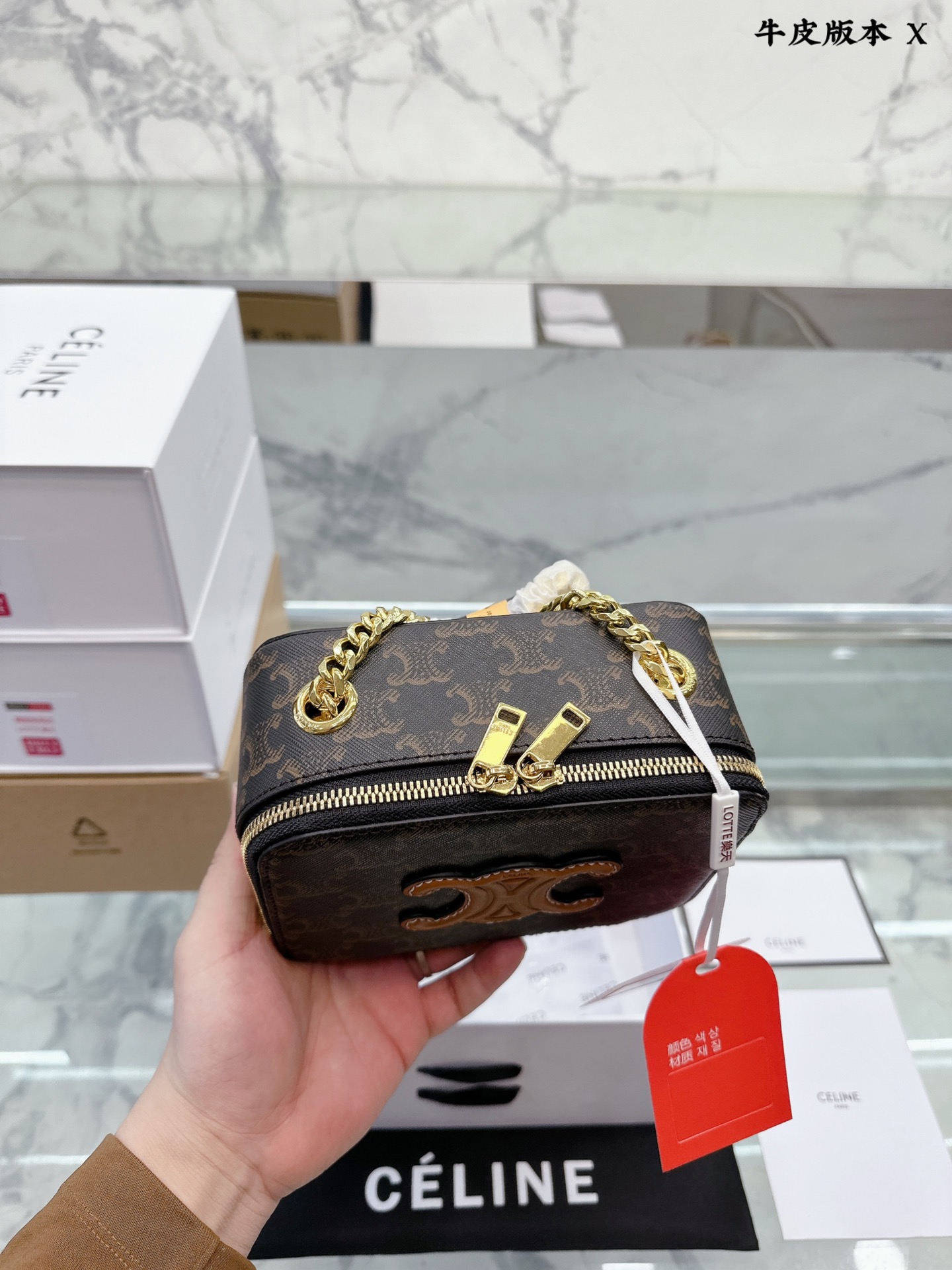 牛皮版本 p120 Celine新款Box 小方包 CELINE这几天入的Celine包包们，不得不说这款腋下包也太好看了吧~什么衣服都好配不管深色还是淡色秋冬还是春夏搭配起来都是毫无违和感的 除了好搭配容量也是非常大之前用过老花腋下的宝宝应该.都知道钱包手机都是妥妥塞的下还松动有余动17 13cm