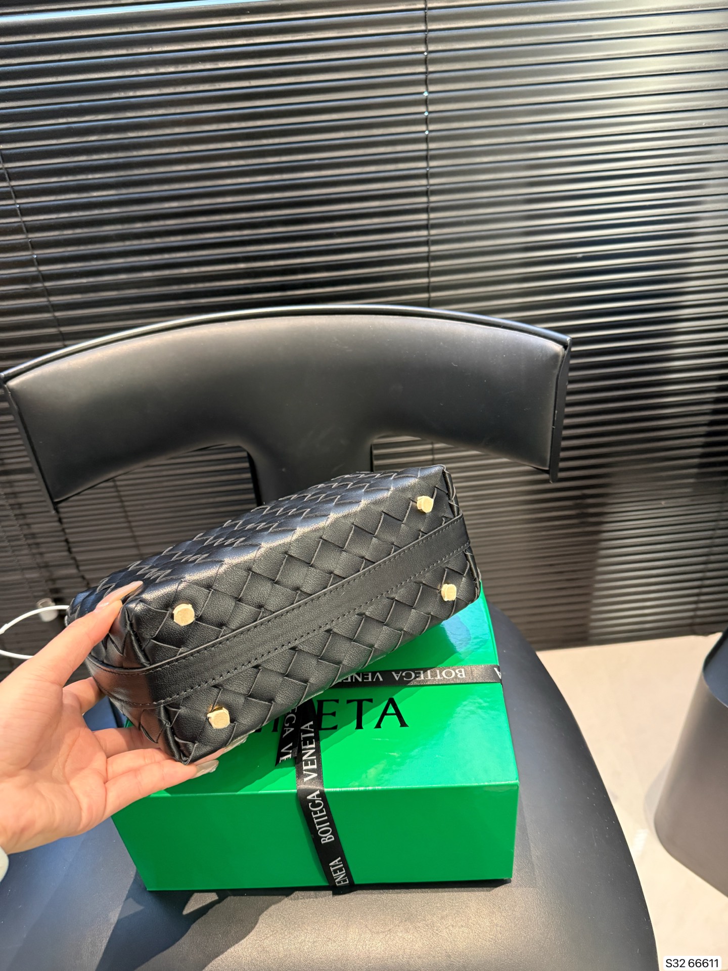 p210 配盒子 纯皮Bottega veneta 适合春夏秋冬的季节 Bv高级 简洁的线条，柔软的包身，并且相当实用，街头巷尾它的身影无处不在，也成为经典款IT bag之一 万众追，这款包一出就风靡全球 流行，如今粉丝群依然很强大，因为它实在太衬托气质了，包再多也要给自己留一个！尺寸21 14货号66611