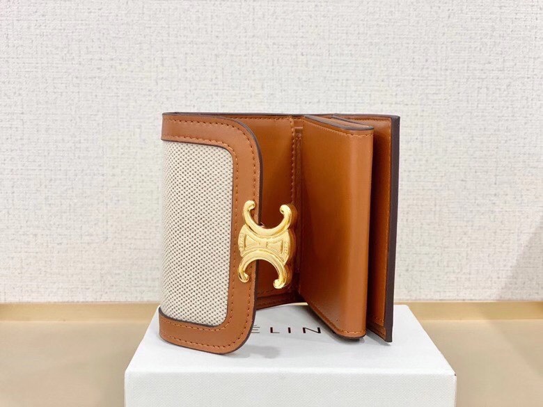 P95🎀Celine 66885🎀颜色 白色🎀尺寸 11*10*5 🎀Celine短式钱包非常炫美的一个系列，专柜同步，采用头层牛皮，精致时尚！