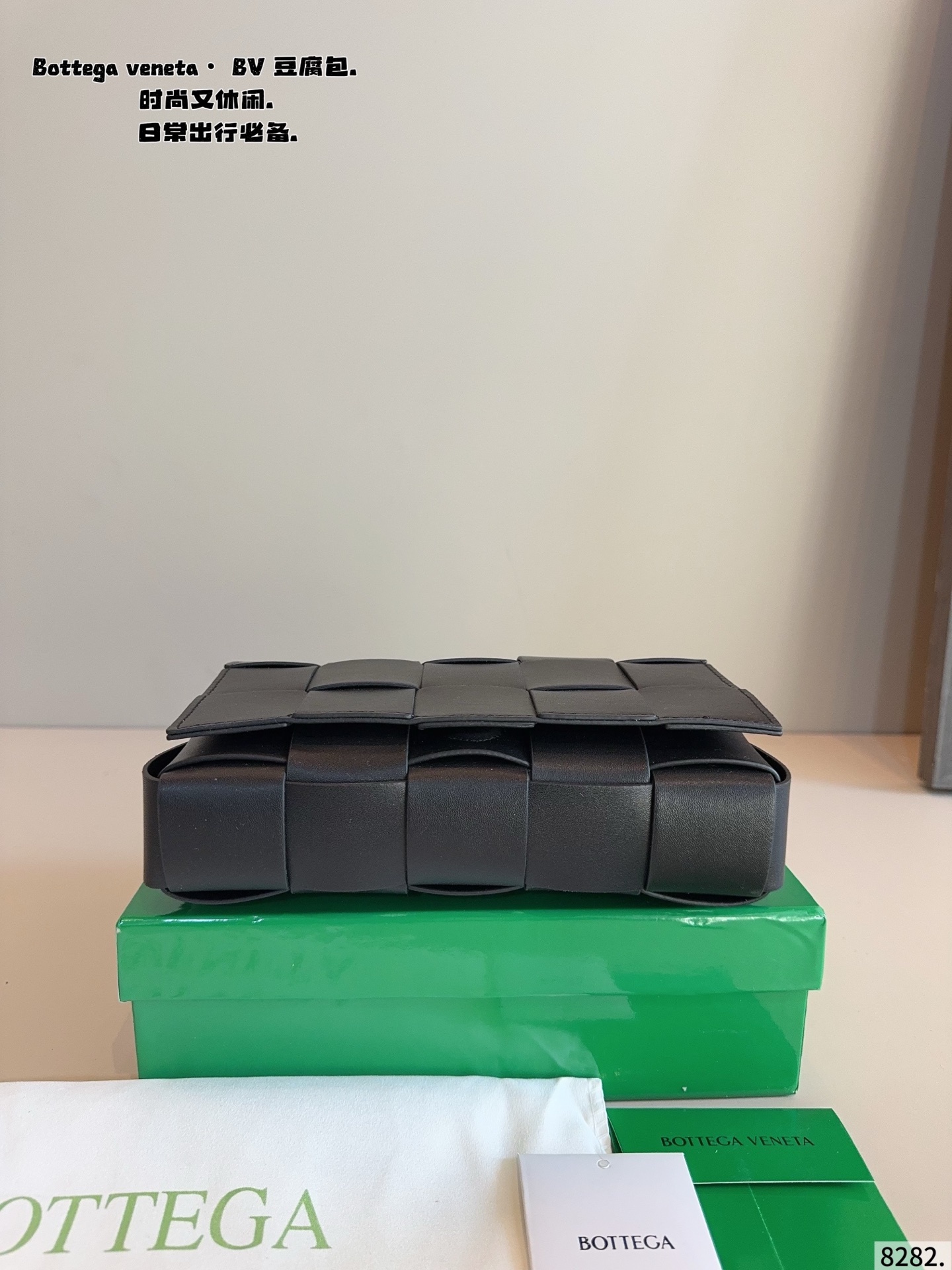 p150配礼盒🎁. 秋冬适配度一百昏！bv cas sette豆腐包斜挎 bv cas sette小羊皮卡带包枕头包斜挎包 天气一冷很喜欢软乎乎胖墩墩存在感很强的包包， 收起小废包，秋冬就是枕头包的主场！ 枕头包的代表包包&mdash;&mdash;bv cas sette尺寸：23*5*14cm