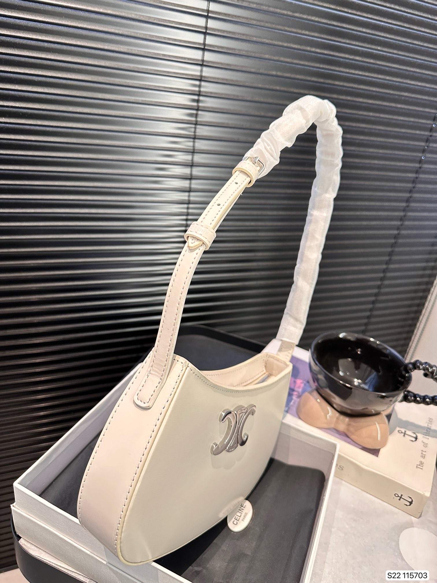 P160 配盒子 赛琳腋下包 腋下包中的小可爱 它的出镜率会很高滴 高级感超强!尺寸:22 13 货号115703