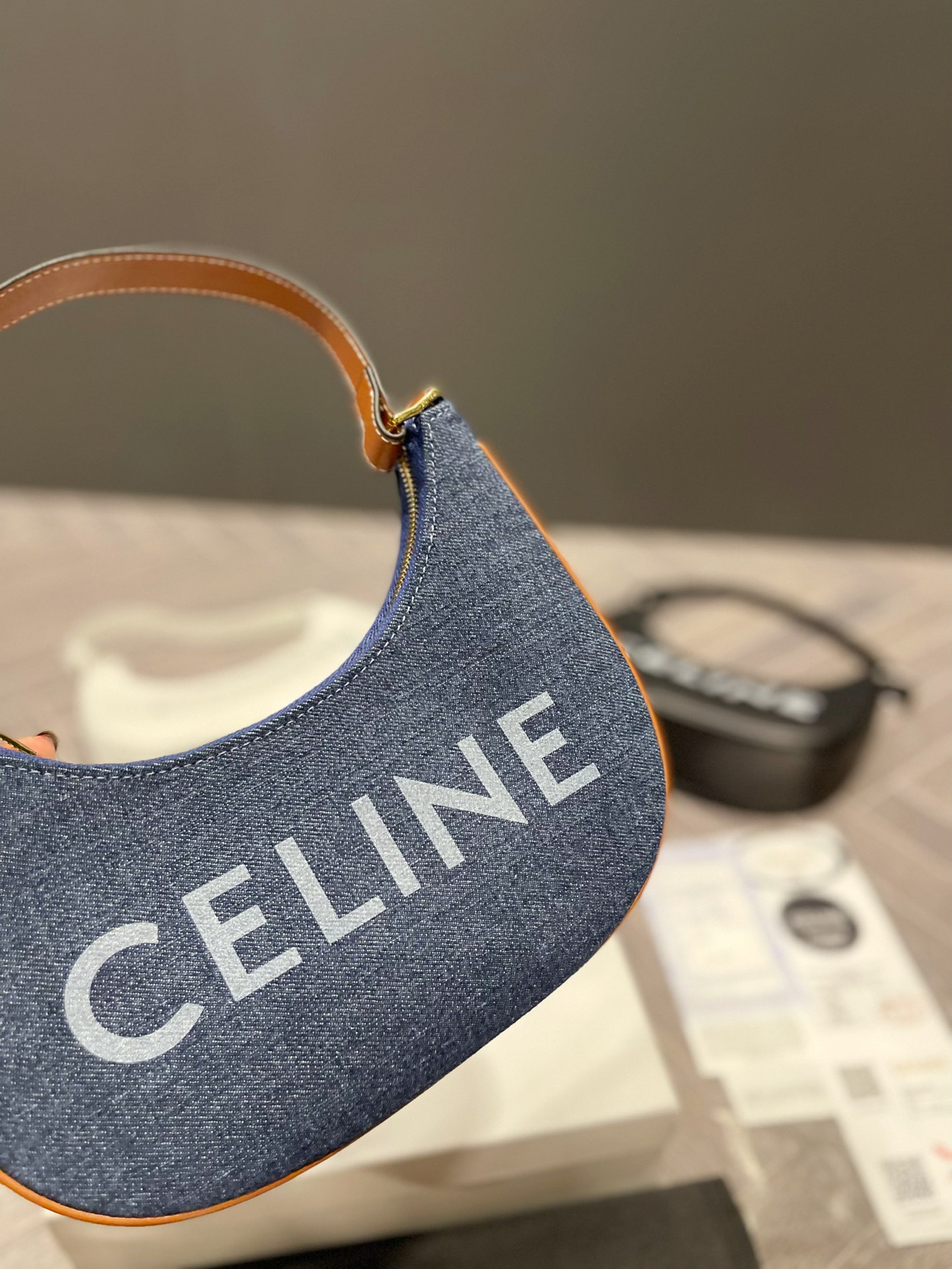 P110 Celine新款腋下包百搭休闲爱惨了~ CELINE这几天入的Celine包包们，不得不说这款白色腋下包也太好看了吧~简简单单的白色配logo字母真的非常任意门和什么衣服都好配不管深色还是淡色秋冬还是春夏搭配起来都是毫无违和感的 除了好搭配容量也是非常大之前用过老花腋下的宝宝应该.都知道钱包手机都是妥妥塞的下还松动有余动25 13cm