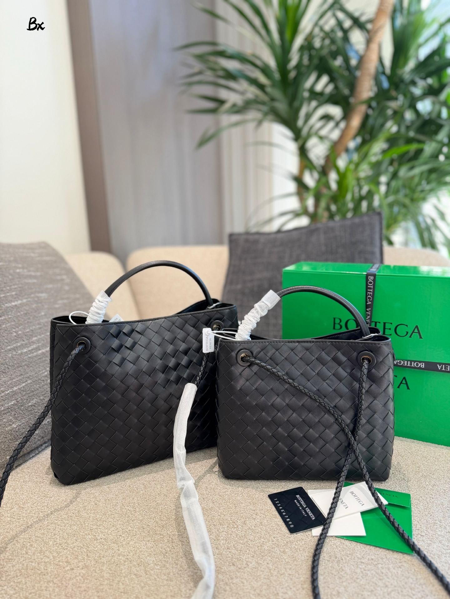 p235p255 BV Andiamo巴罗洛手袋​​ 🍷Bottega Veneta Andiamo系列手袋，巴罗洛酒红色超有质感，Nappa小羊皮+Intrecciato编织工艺，触感柔软细腻，纹理超美！金属绳结锁扣可调节，单肩、手拎、斜挎都OK，通勤日常都能用👜。小号&中号容量适中，实用又时髦，酒红色优雅复古，秋冬搭配超出片，是都市女生必入的高端手袋✨。25cm30cm配盒子
