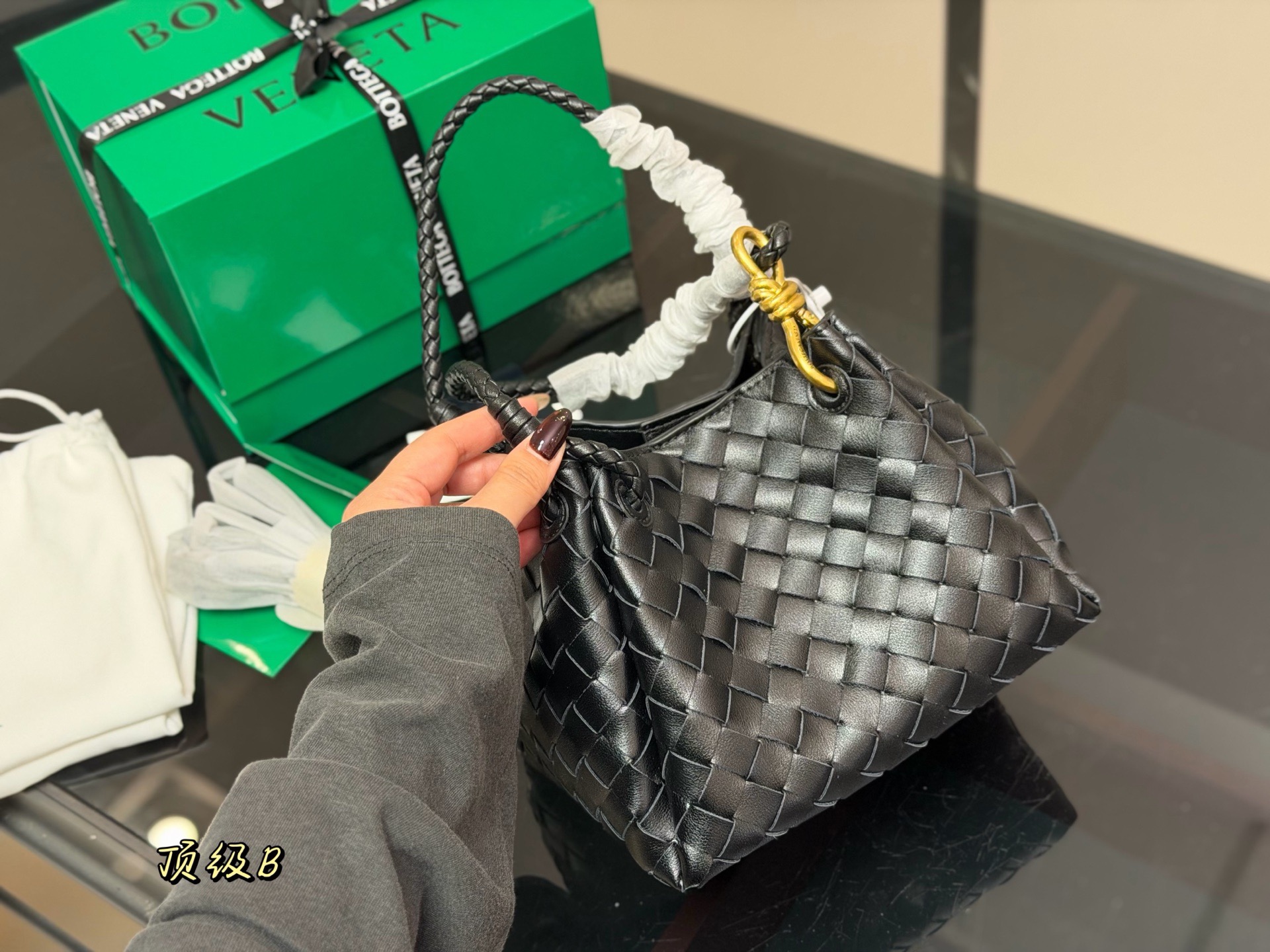 &yen;240 配盒（升级版） size：21*16cm bv 编织购物袋 它是这一季中性价比➕实用性最棒的一只包包！ 容量非常OK