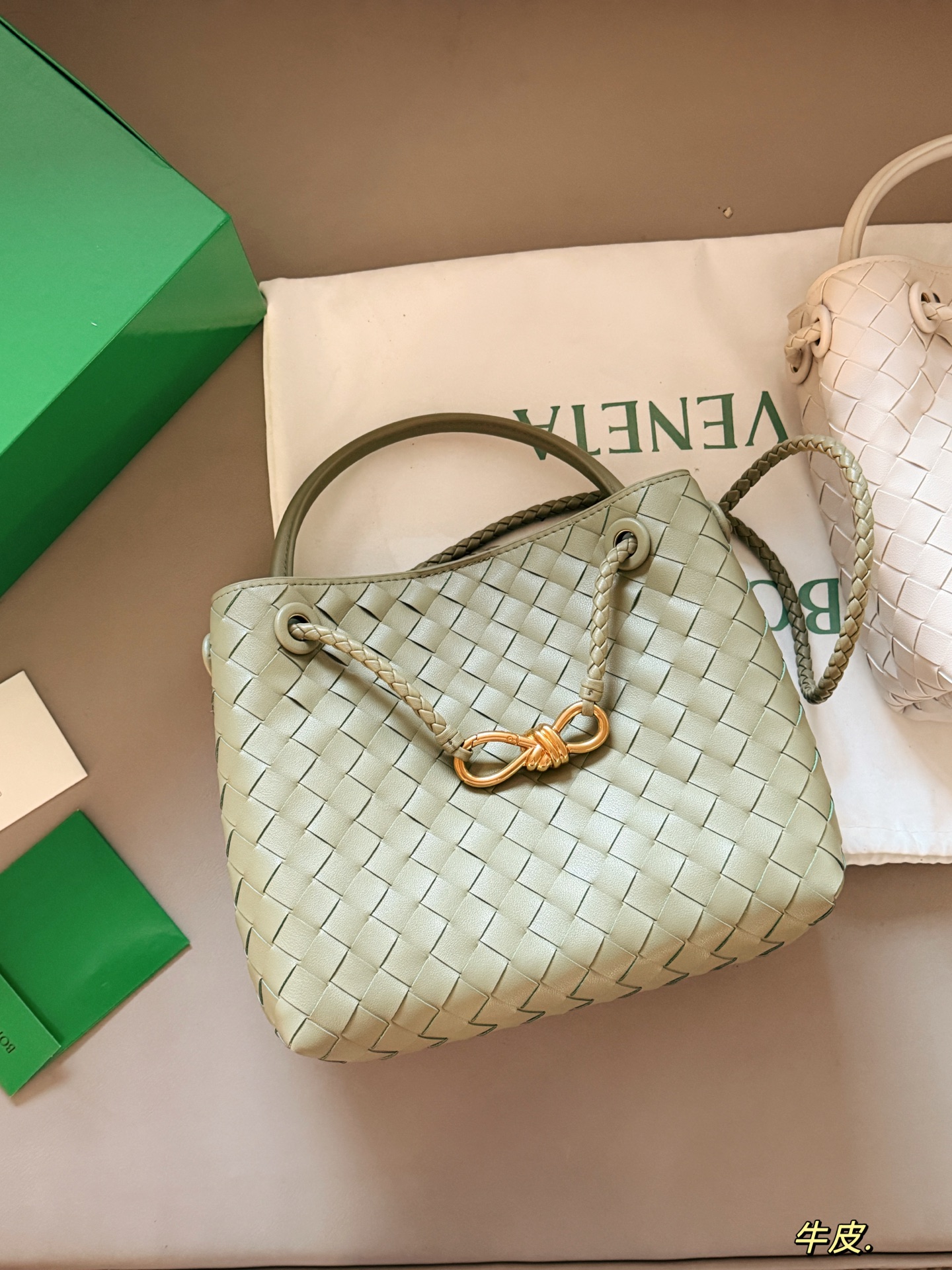 💰235 配盒 size：25*20cm BV Andiamo 迷恋老钱风随意又慵懒的感觉 实物皮质 柔软容量超大手拎大小感觉很合适