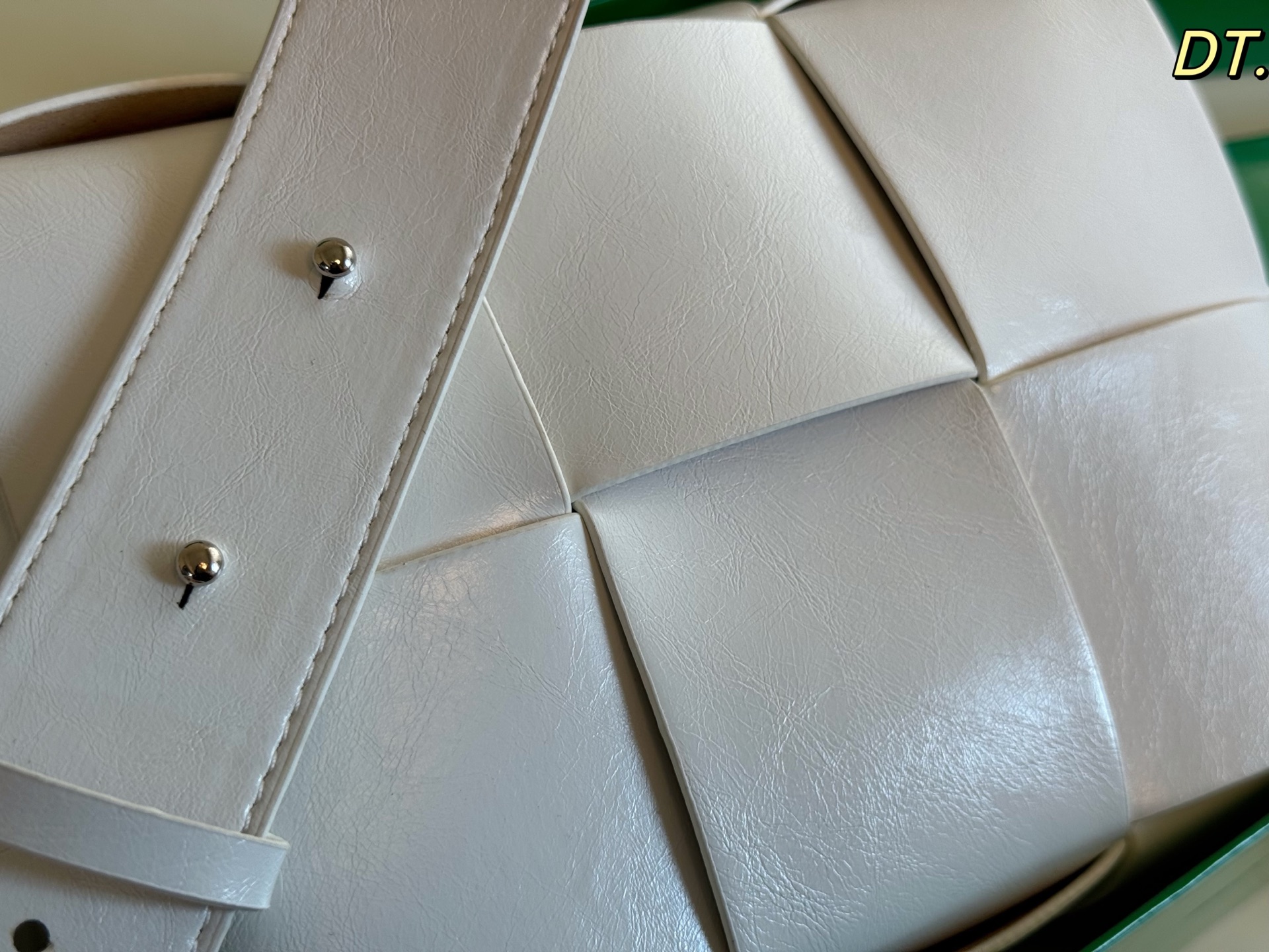 P140（配盒） size：22&times;15 BV cassettes新款编织豆腐斜挎包💕 简约别致，高级时髦不张扬！ 不管斜挎、单肩都是满满的造型感～ 实物皮质很软却饱满有型～ 男女都可轻松驾驭❗️