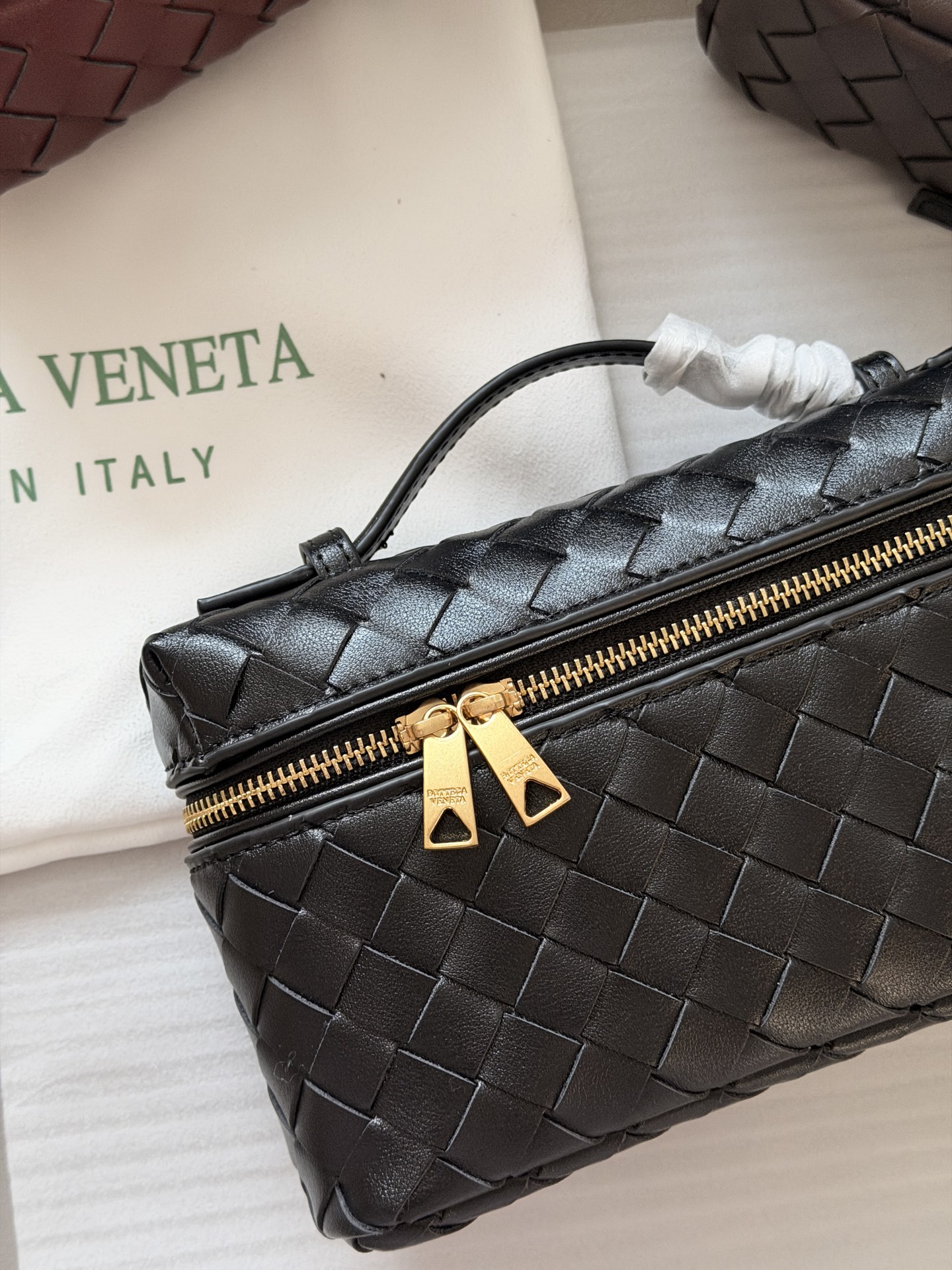 💰205 牛皮 配盒 size：23*13cm BV BangBang Vanity棒棒包， 任何人没有买到这只 包我会伤心的 造型独特精致，日常使用容量足够，可手提可斜挎，多种造型随意切换！