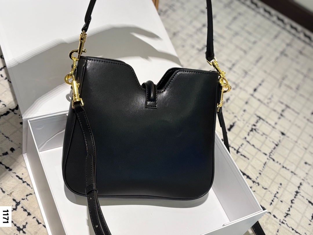 P145 配折叠盒子 Celine 赛琳水桶包 一直很喜欢小牛皮的包 经久耐看 有着高颜值的复古文艺气息🌱 尺寸：25 21.5