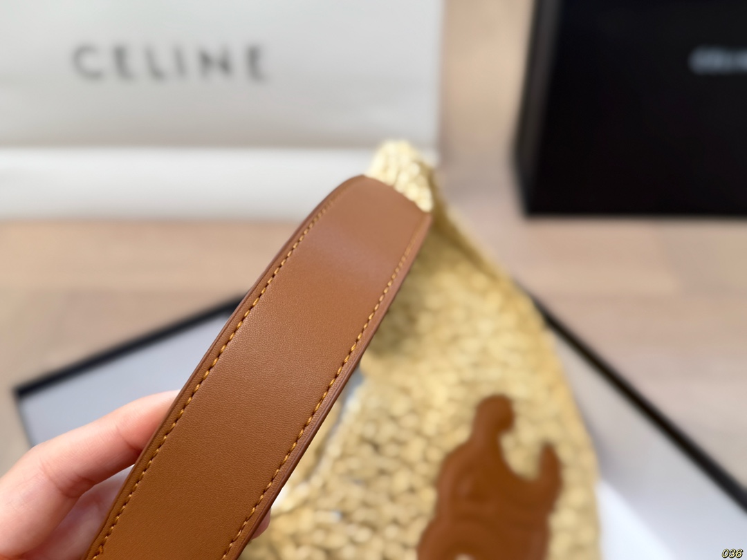 &yen;155配盒 Celine赛琳草编腋下包 满满的设计感 复古中透露着优雅 超级高级的配色 实物绝对惊艳到你 尺寸32 18