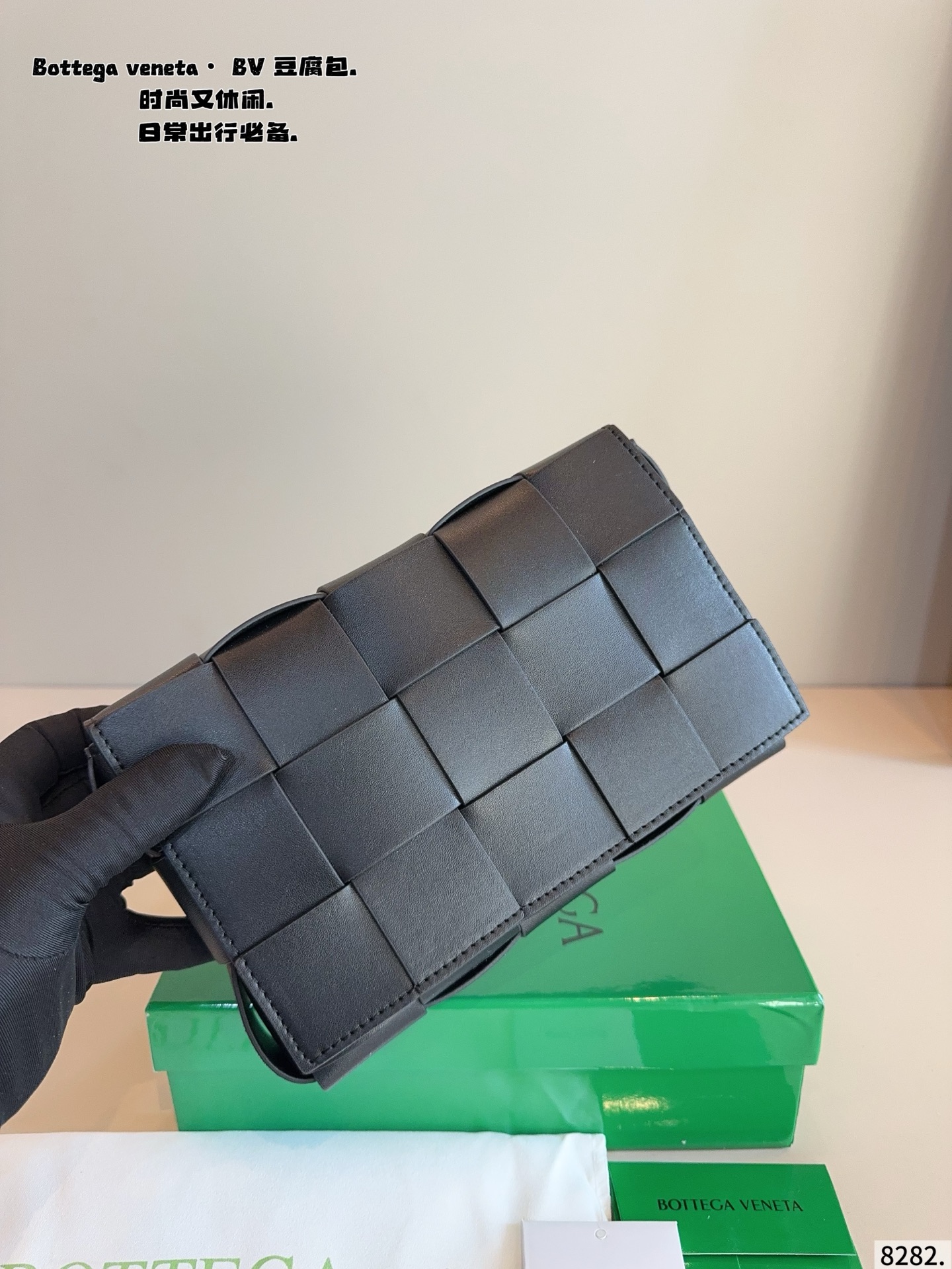 p150配礼盒🎁. 秋冬适配度一百昏！bv cas sette豆腐包斜挎 bv cas sette小羊皮卡带包枕头包斜挎包 天气一冷很喜欢软乎乎胖墩墩存在感很强的包包， 收起小废包，秋冬就是枕头包的主场！ 枕头包的代表包包&mdash;&mdash;bv cas sette尺寸：23*5*14cm