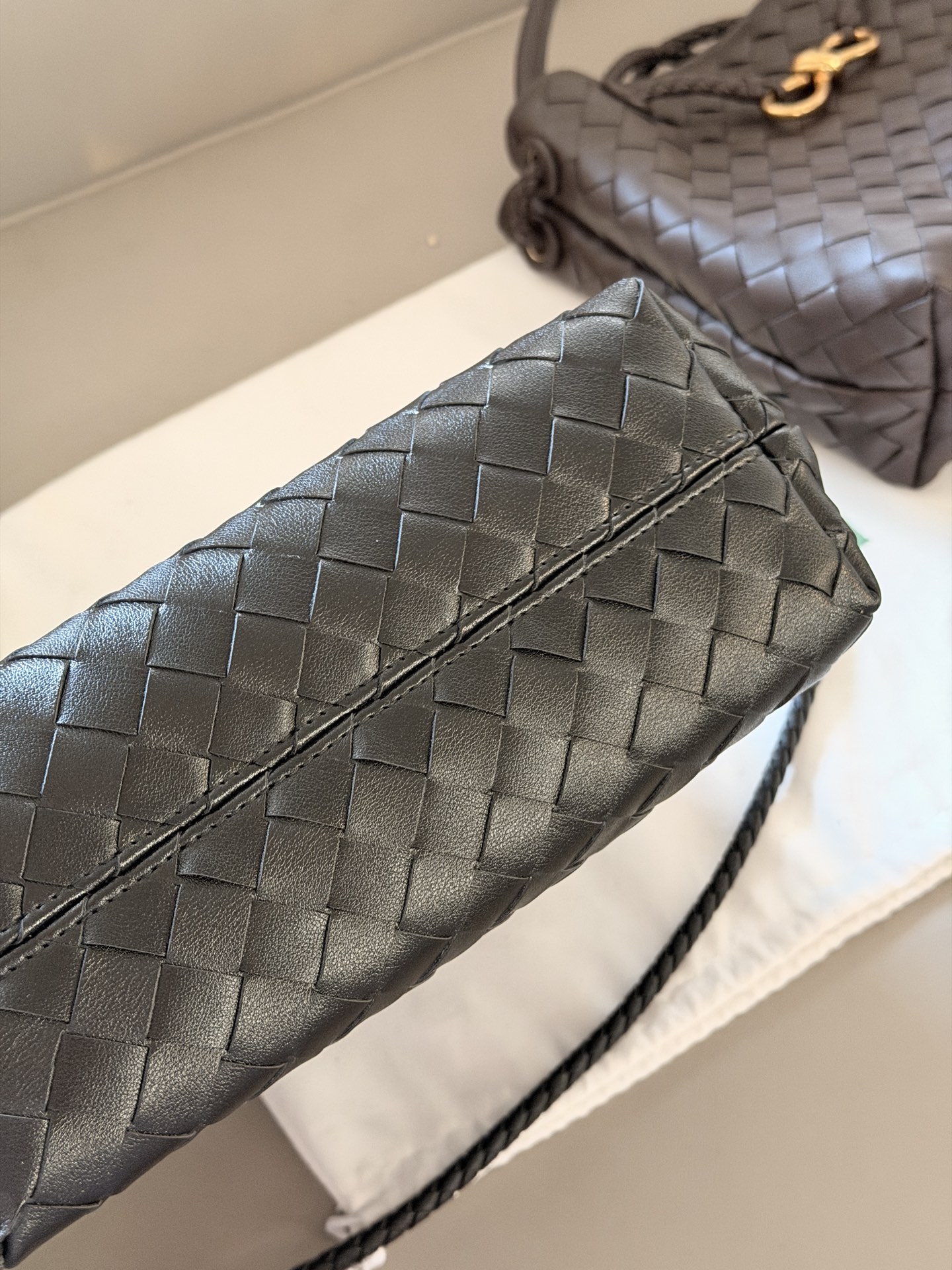 💰235 配盒 size：25*20cm BV Andiamo 迷恋老钱风随意又慵懒的感觉 实物皮质 柔软容量超大手拎大小感觉很合适