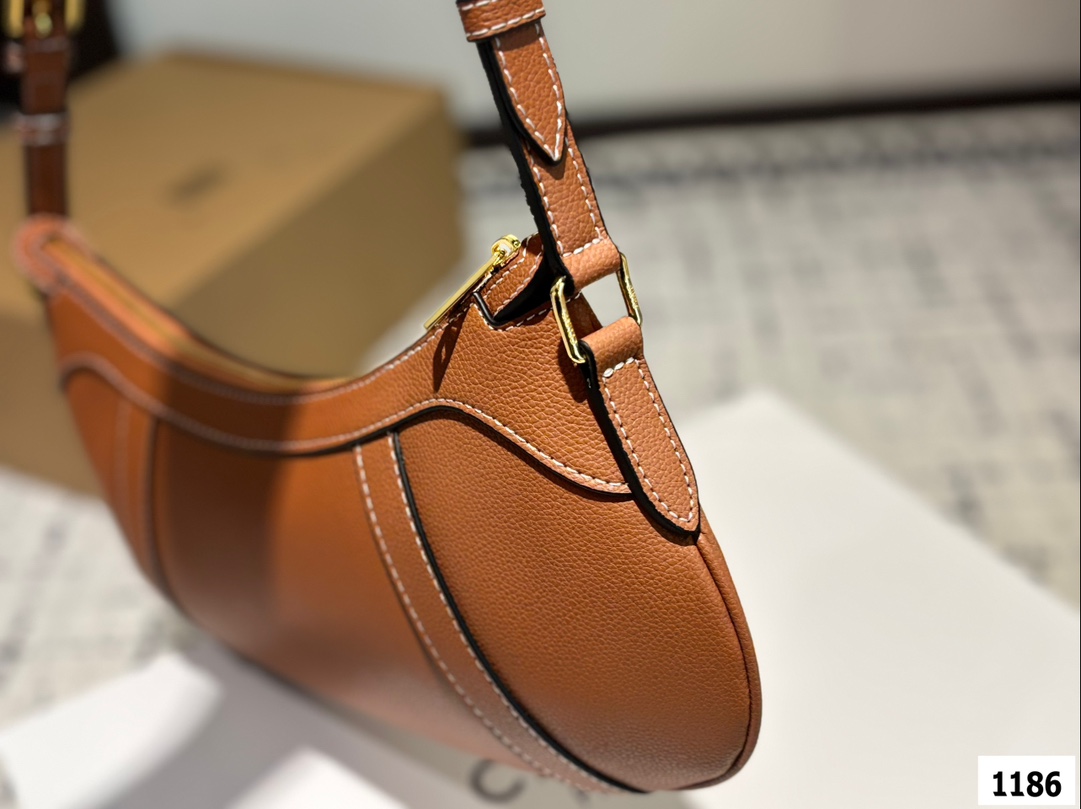 P160 配折叠盒子 赛琳CELINE Hobo腋下包 质感很高级 容量超级大也很耐用 日常出街背它回头率百分百 就是这种随性慵懒感 尺寸:34.16