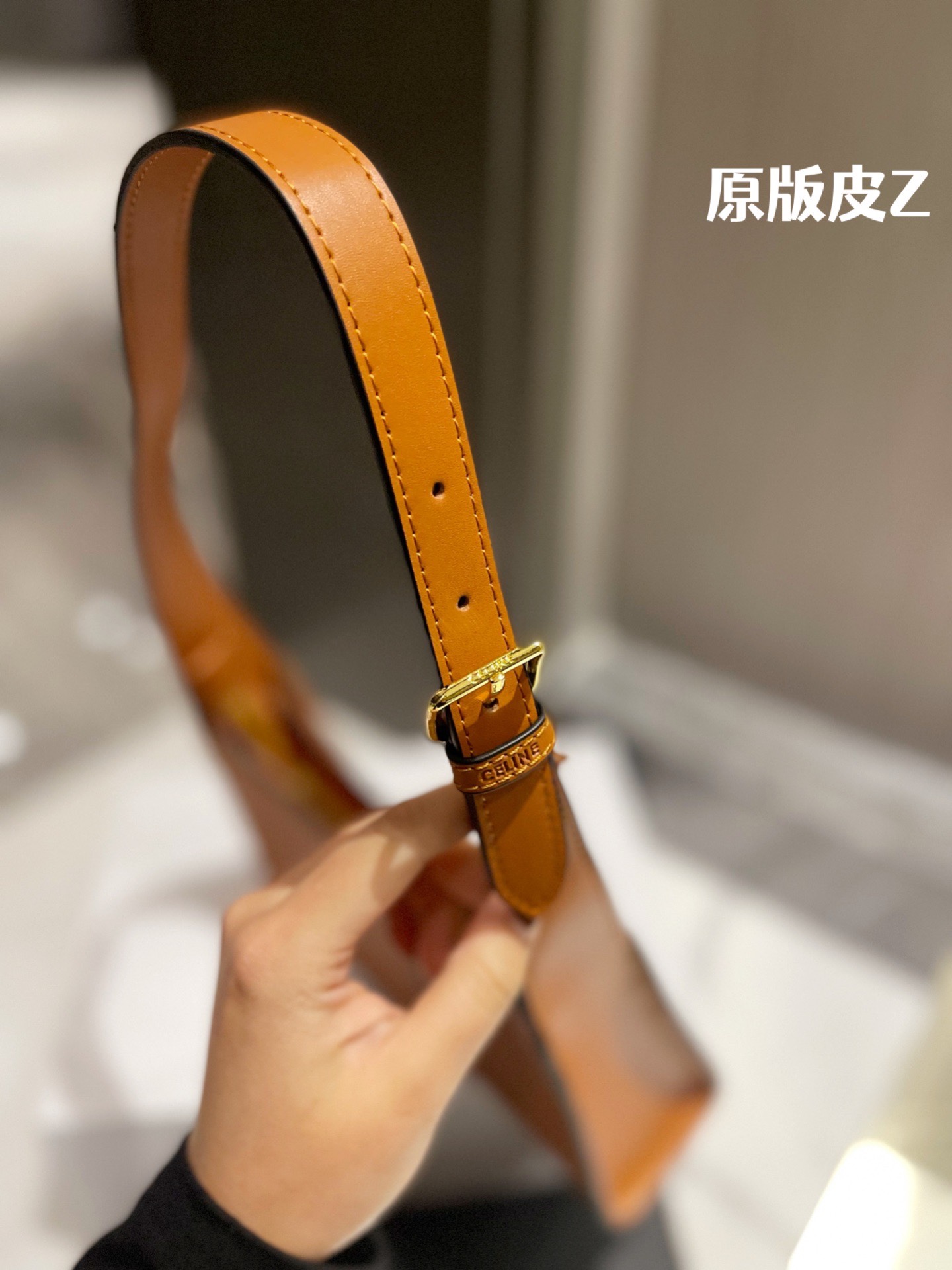 原版头层皮 P165 ｜Celine 牛皮 腋下包 box皮 CELINE|2022王炸凯旋门腋下包 CELINE2022的王炸包包-凯旋门腋下包,太适合夏天 了,掐指一算又是这一季的断货爆款!一身黑色系搭配这 个黑金凯旋门也毫不逊色,抛光小牛皮的光泽感,会有 Bling Bling的反光点 ◆太喜欢 CELINE这一季的单品了,简直 就是贝拉本拉!这个小包包真的是可盐可甜!暗黑风,辣 妹风的小姐姐也可尝试 夏天穿一个Zaa小背心配上这个包包出门!就很无敌尺寸21 11cm 配折叠礼盒