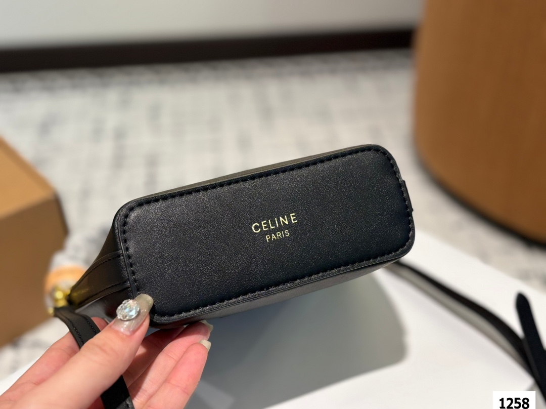 ¥140 ¥145 配折叠盒盒 size:13.14cm 16.17cm 赛琳新款的薯条 加入开口设计~ 今年的大包都很 喜欢~ ~凹造型好物+街拍时尚单品 容量可满足短途旅行需求大包