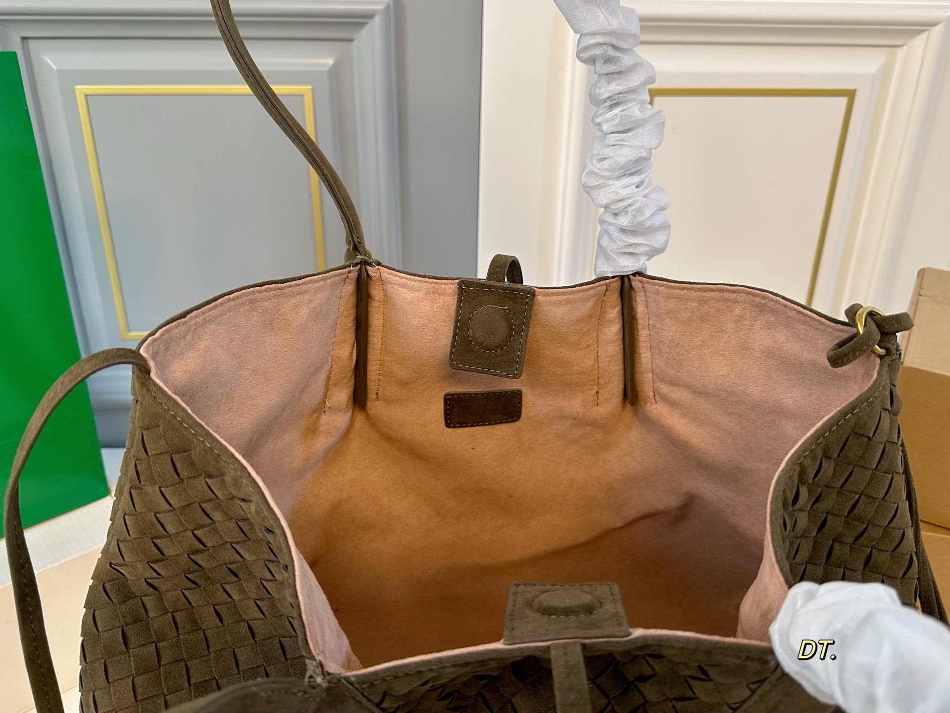 P175（无盒） size：39&times;25 BV 新款麂皮绒Pinacoteca系列编织托特手提包💕 精致手工编织设计 兼具美貌与性价比 时髦与休闲的完美碰撞💥 内置零钱袋，轻松舒适！ 百搭大气，低调又奢华的一款单品！