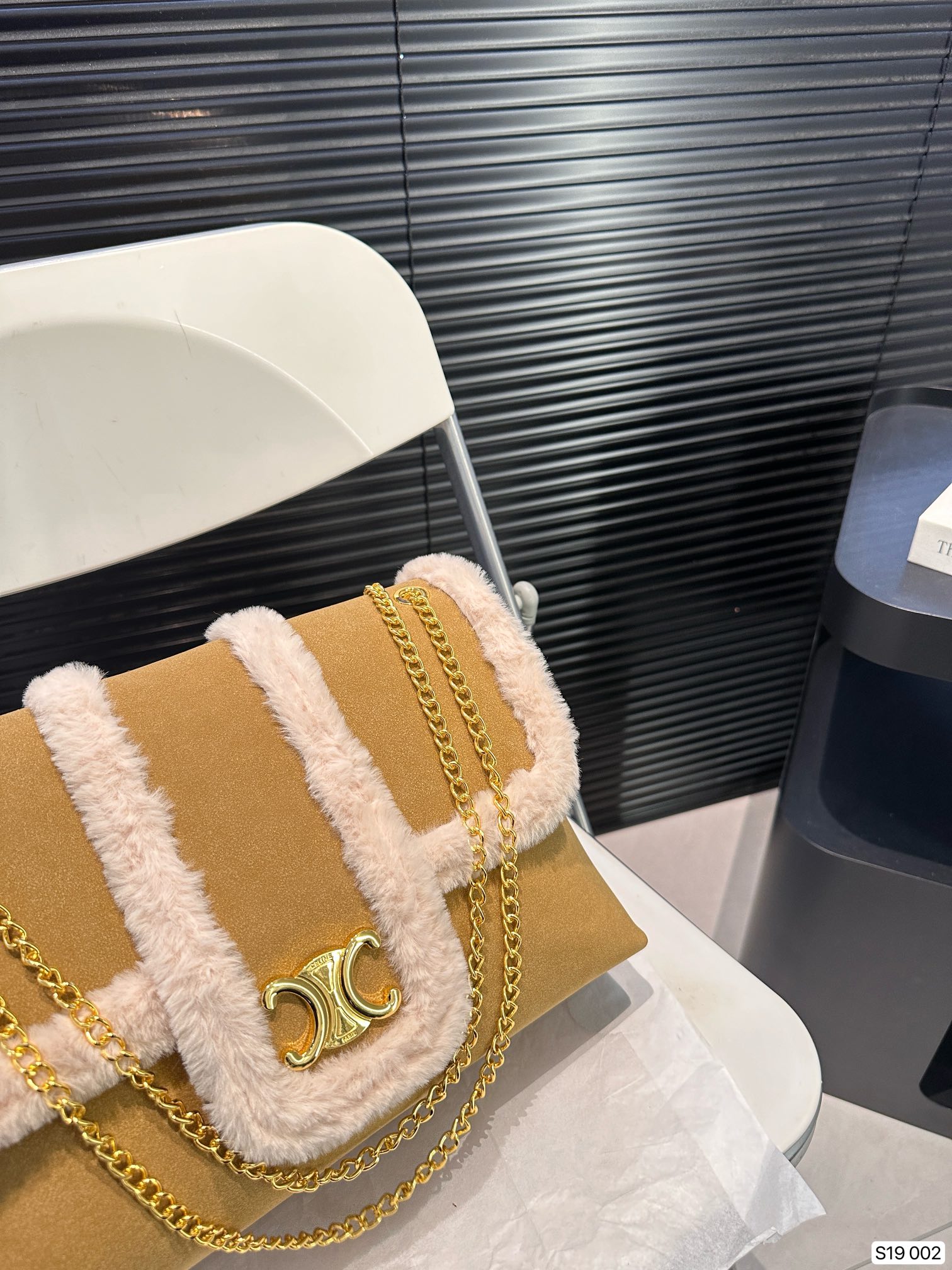 P145 赛琳秋冬限定|毛茸茸的celine链条包 celine这次的新品我很满意这只毛茸茸的托特真的很可爱，在秋叶飘零的时候背上有多应景了秋冬氛围感直接拿捏！尺寸：32 23 货号002