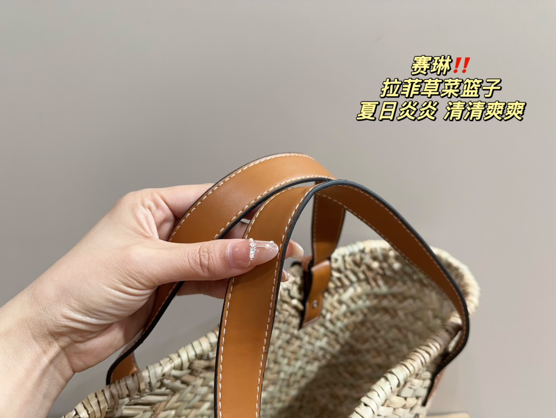 P120⚠️尺寸24.21 赛琳 拉菲草菜篮子 草编包的趋势再度袭卷而来，轻松成为本季新 宠！不论日常出游或是假日逛街，出镜率超高的包 款总让人联想到温暖的季节和愜意海滩时光。由拉 菲草编织而成，质地清新自然，从视觉到触感都自带夏日风情，为结构感鲜明的包款注入优雅精髓。
