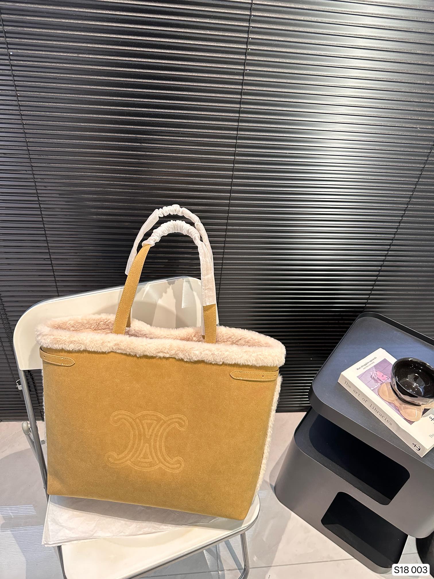 P140 赛琳秋冬限定|毛茸茸的celine托特包 celine这次的新品我很满意这只毛茸茸的托特真的很可爱，在秋叶飘零的时候背上有多应景了秋冬氛围感直接拿捏！尺寸：40 34 货号003