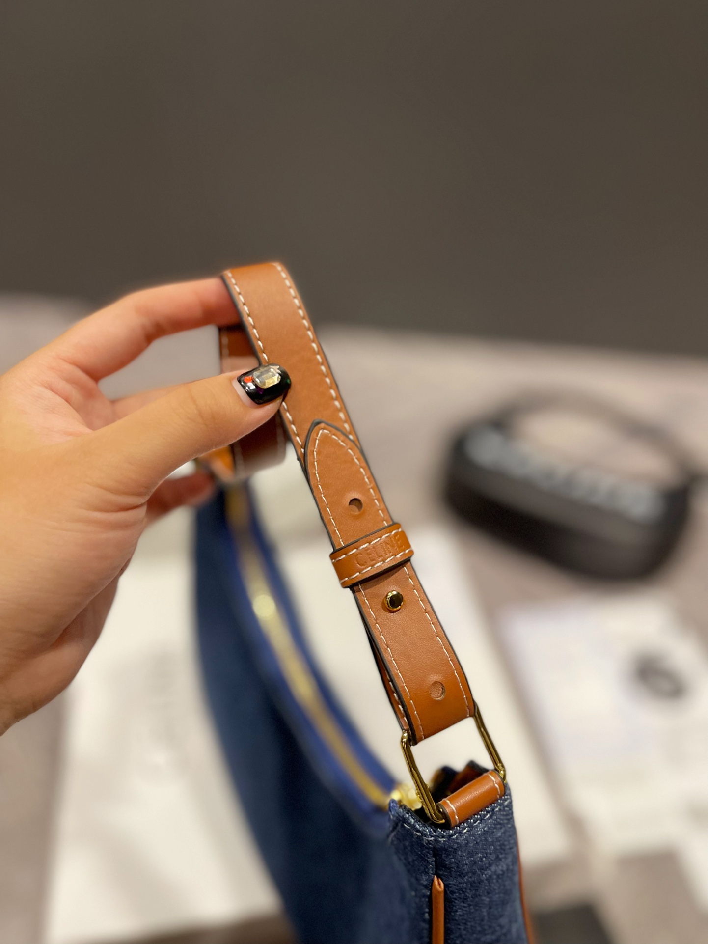 P110 Celine新款腋下包百搭休闲爱惨了~ CELINE这几天入的Celine包包们，不得不说这款白色腋下包也太好看了吧~简简单单的白色配logo字母真的非常任意门和什么衣服都好配不管深色还是淡色秋冬还是春夏搭配起来都是毫无违和感的 除了好搭配容量也是非常大之前用过老花腋下的宝宝应该.都知道钱包手机都是妥妥塞的下还松动有余动25 13cm