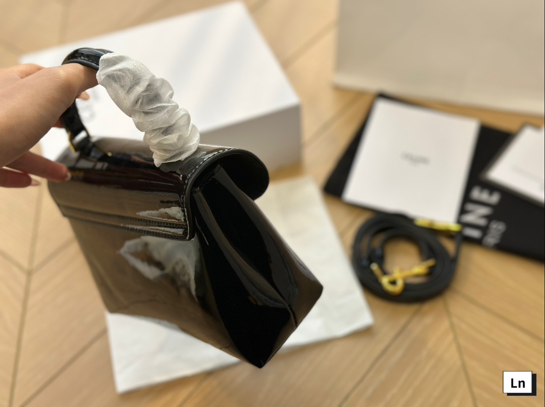 &yen;145折叠盒 张婧仪同款老花凯旋门邮差包来咯 一眼沦陷 经典老花 复古感十足Celine 超时髦吸睛～精致简约轮廓并蓄优雅与独特 尺寸20*12