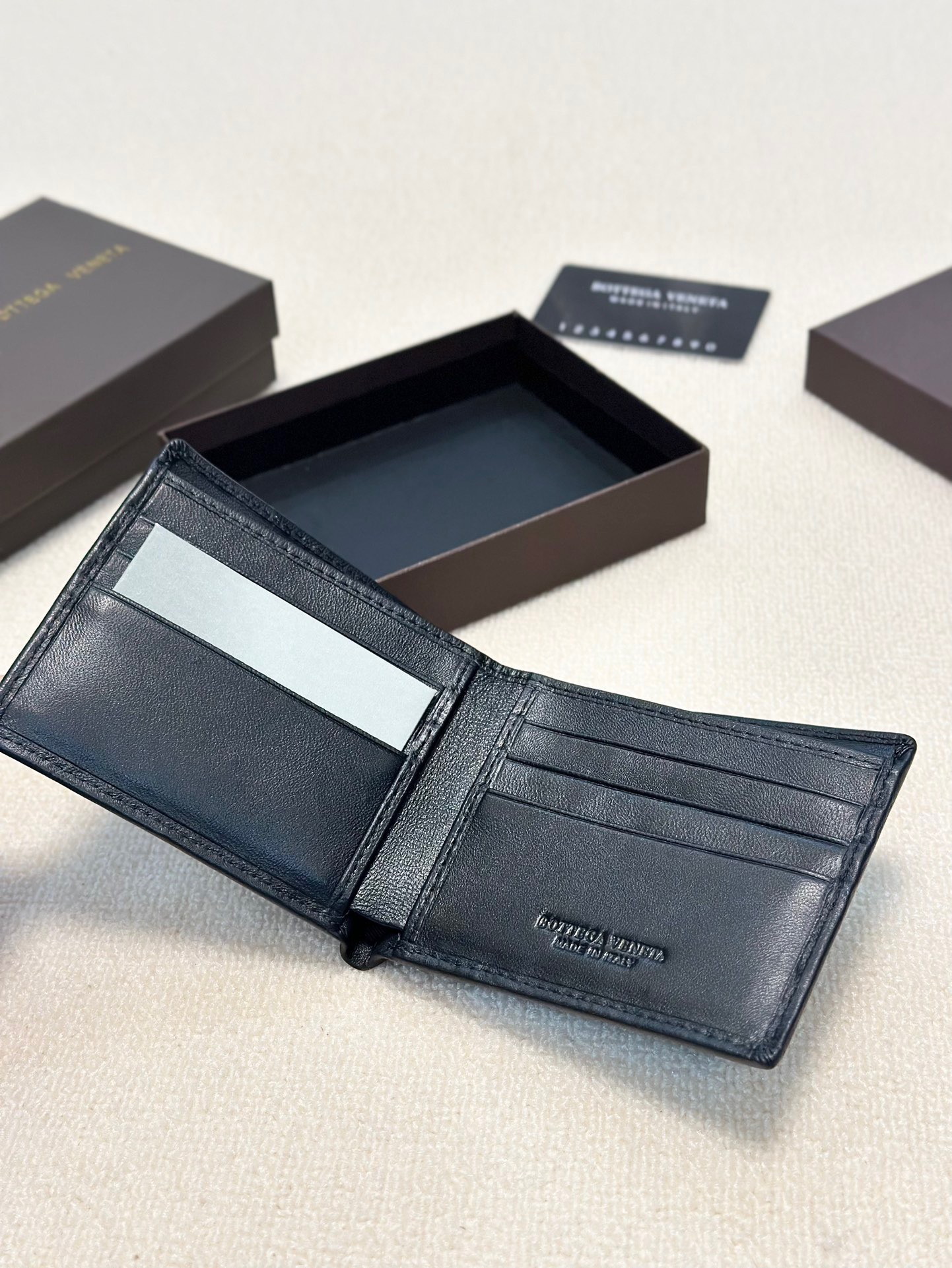 短p80长p90🎀🎀颜色 黑🎀尺寸 19x10 12x10🎀Bv专柜款升级版💕金典羊皮‮短长‬款对折🔥一比‮品一‬质里外羊皮手工‮织编‬手感超赞[得意]