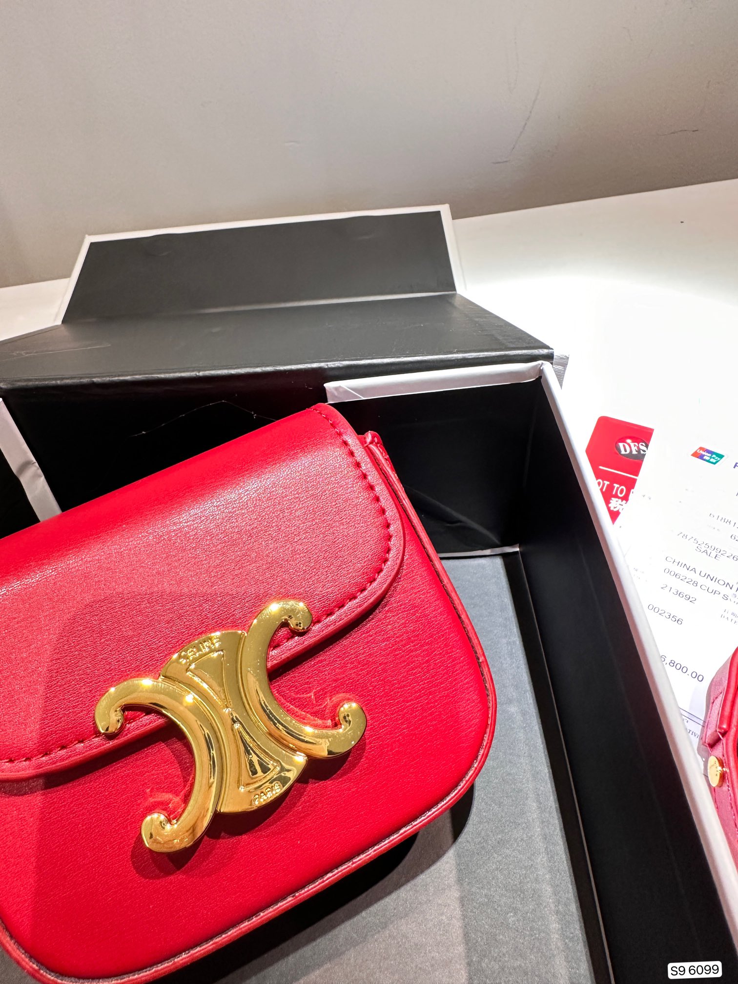 P95 配折叠盒Celine 赛琳迷你口红包粉饼包零钱包 精致零钱包时尚凹凸造型单品 拿来当配饰也是极好的时髦小配件可爱的不要不要的 尺寸：11.5 9 货号6099