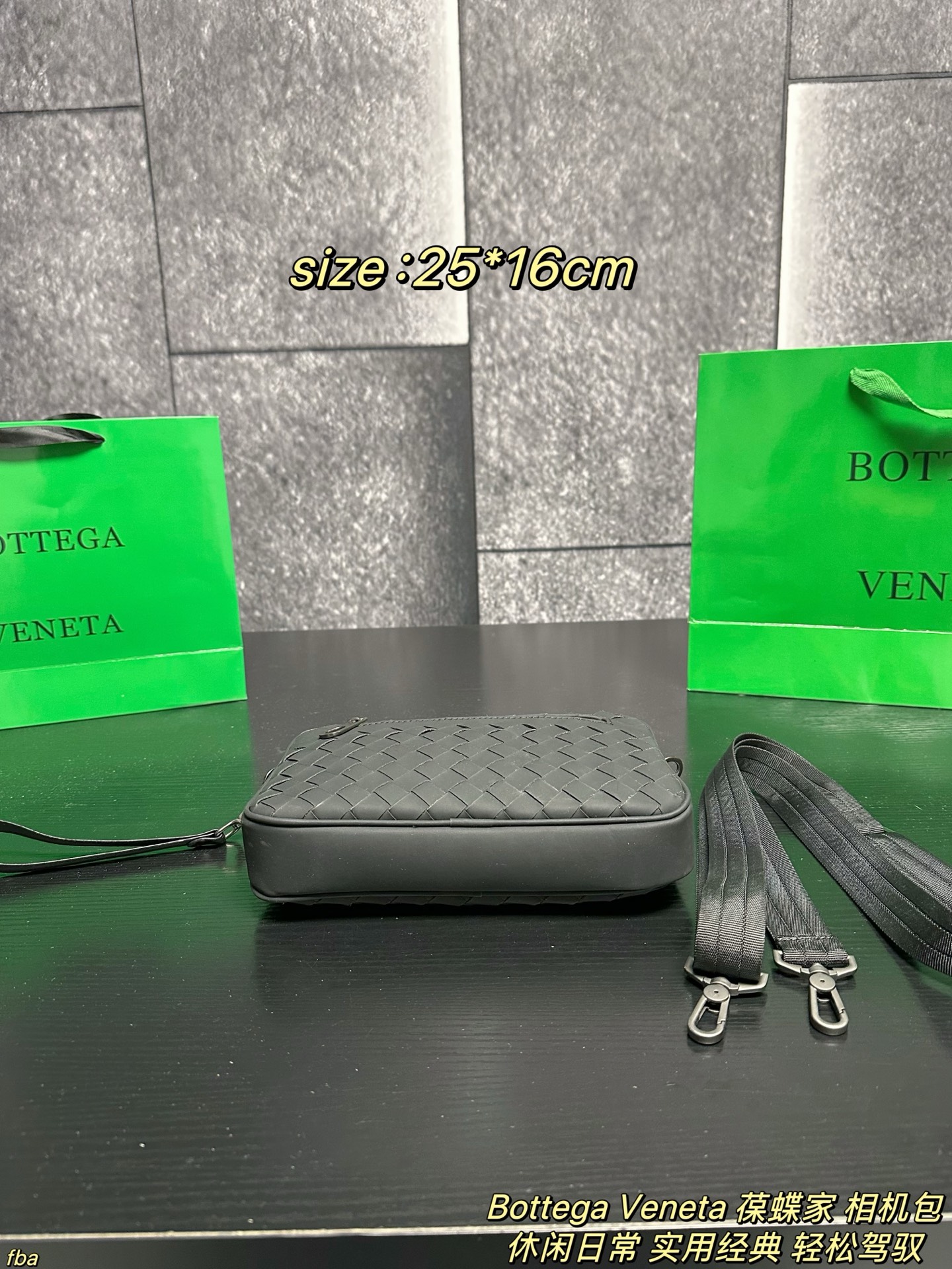 P135配盒 Bottega Veneta 葆蝶家 相机包 方正的相机包造型，配有前置拉链小袋与主仓拉链开合，内部含拉链暗袋/帆布隔层，可容纳手机、钱包、平板等日常小物；搭配可调节尼龙肩带，支持单肩、斜挎两种背法。整体简约无明显logo，黑色编织纹理低调奢华，适配商务、休闲、日常出行等多种场景，是BV男士包袋中兼具实用性与品牌辨识度的经典款 尺寸：25*16cm