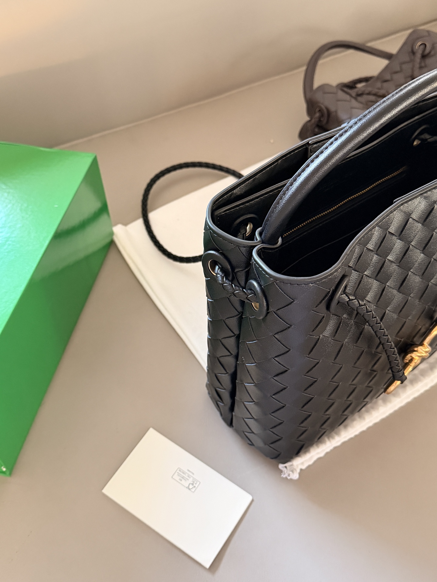 💰235 配盒 size：25*20cm BV Andiamo 迷恋老钱风随意又慵懒的感觉 实物皮质 柔软容量超大手拎大小感觉很合适