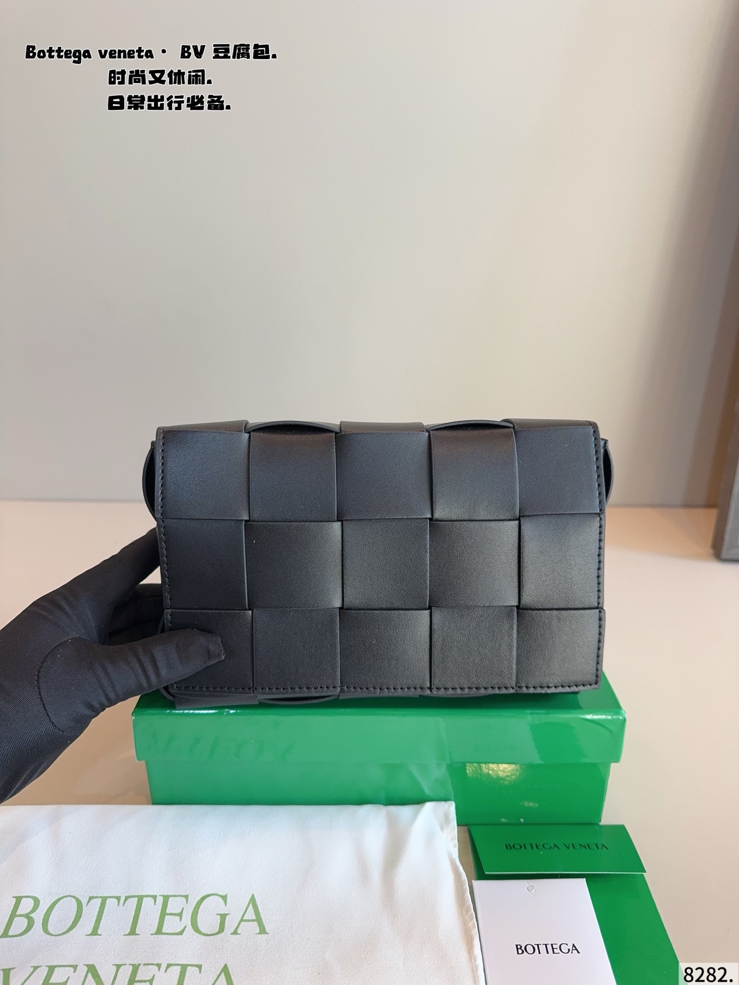 p150配礼盒🎁. 秋冬适配度一百昏！bv cas sette豆腐包斜挎 bv cas sette小羊皮卡带包枕头包斜挎包 天气一冷很喜欢软乎乎胖墩墩存在感很强的包包， 收起小废包，秋冬就是枕头包的主场！ 枕头包的代表包包&mdash;&mdash;bv cas sette尺寸：23*5*14cm