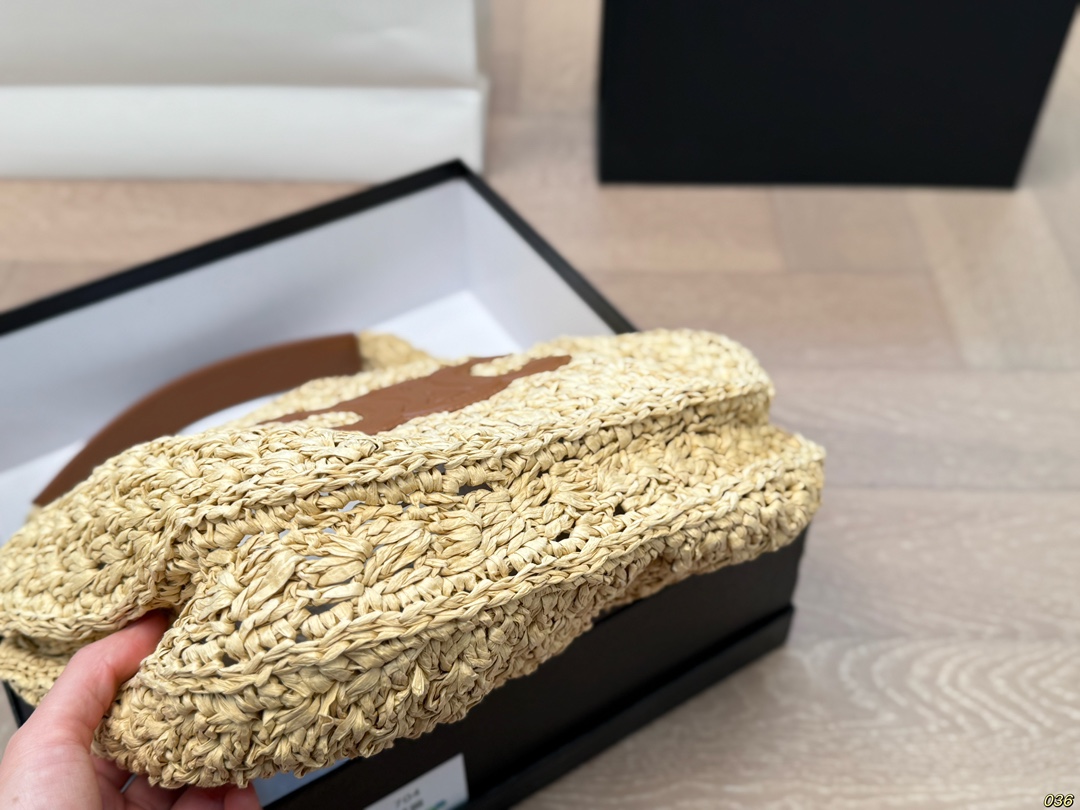 &yen;155配盒 Celine赛琳草编腋下包 满满的设计感 复古中透露着优雅 超级高级的配色 实物绝对惊艳到你 尺寸32 18