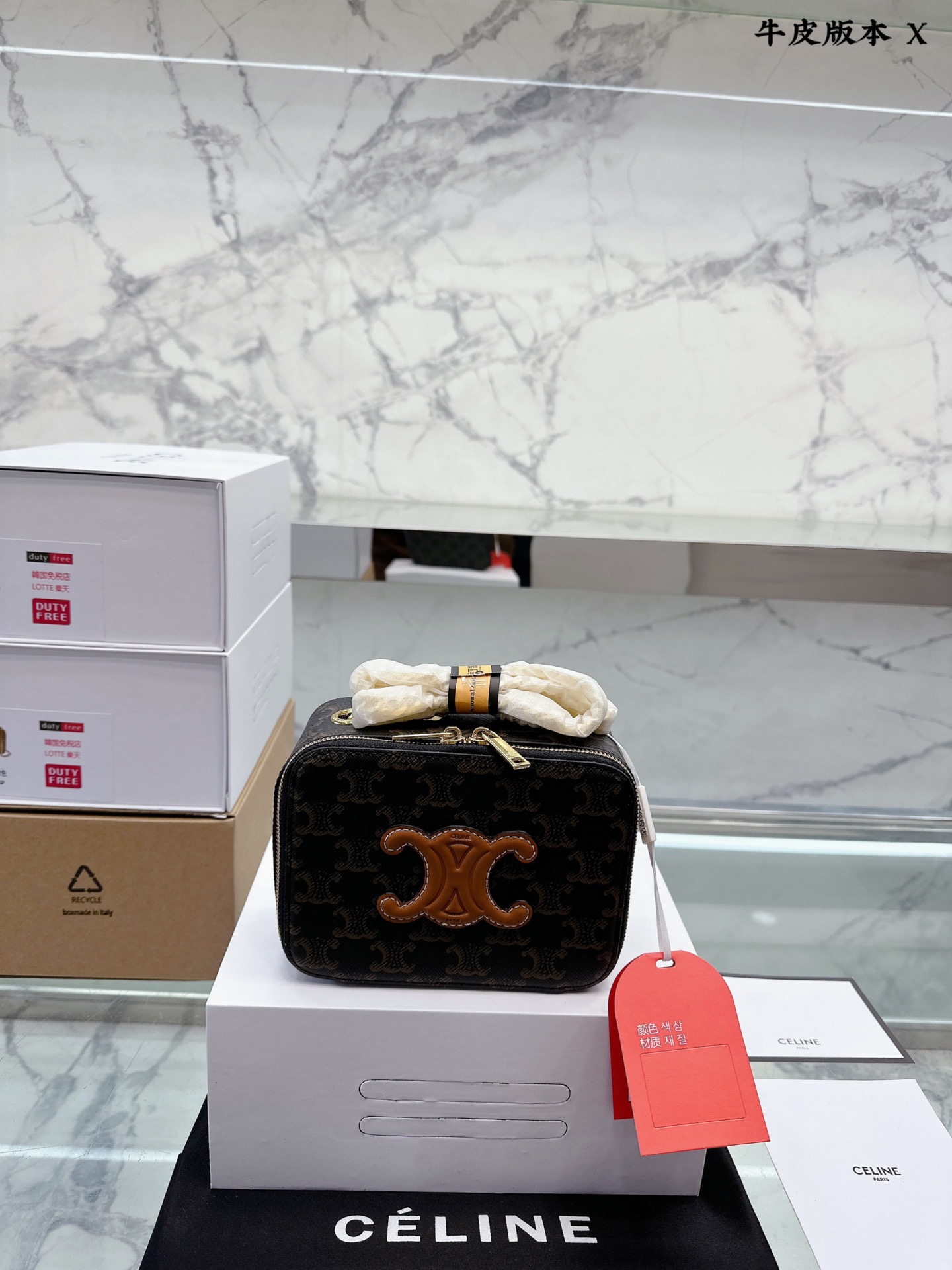 牛皮版本 p120 Celine新款Box 小方包 CELINE这几天入的Celine包包们，不得不说这款腋下包也太好看了吧~什么衣服都好配不管深色还是淡色秋冬还是春夏搭配起来都是毫无违和感的 除了好搭配容量也是非常大之前用过老花腋下的宝宝应该.都知道钱包手机都是妥妥塞的下还松动有余动17 13cm