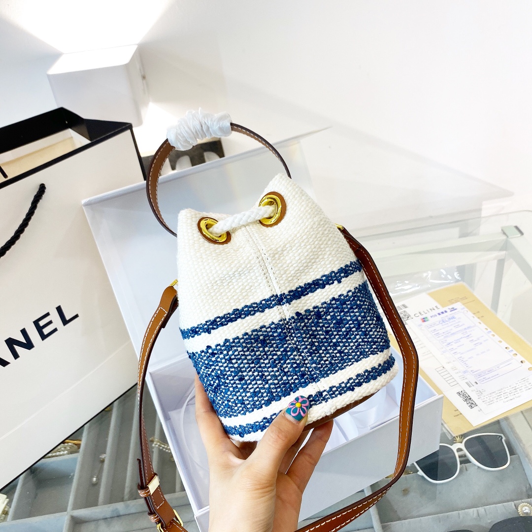 p155折叠礼盒包装🎁 Celine赛琳 新款水桶,复古编织水桶包 潮人们背的最多的包包大概就是这款 单肩、斜跨都不是问题,有种慵慵懒懒的街头风J-108尺寸 15.15.18