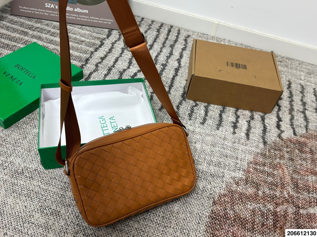 p130配盒 BV编织包斜挎包相机包 搭配休闲风的穿搭 舒适又有活力超级耐看 尺寸25.15