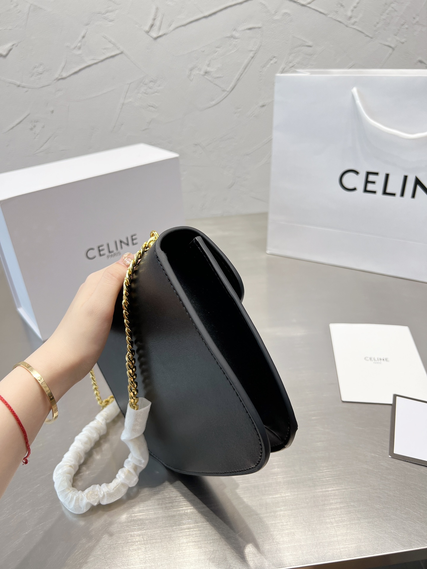 &yen;150折叠盒 Celine22夏季新品！又又又是凯旋门链条包！ 正式地为大家介绍它的名字：凯旋门Besace 链条包（或者腋下包）！新成员真的太美了！还是一如既往地采用亮泽小牛皮配以经典凯旋门logo和热度超高的金属链条黑金真的是永远的好搭档！百搭时尚就不再重复了包体没有什么厚度 但是非常有深度！除了手机钱包钥匙外再放气垫粉饼湿巾都没问题哦！24*18cm