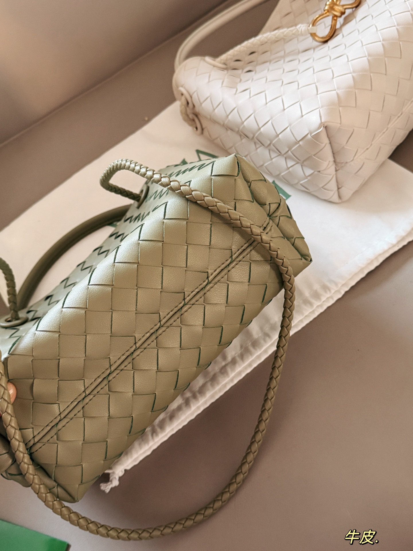 💰235 配盒 size：25*20cm BV Andiamo 迷恋老钱风随意又慵懒的感觉 实物皮质 柔软容量超大手拎大小感觉很合适