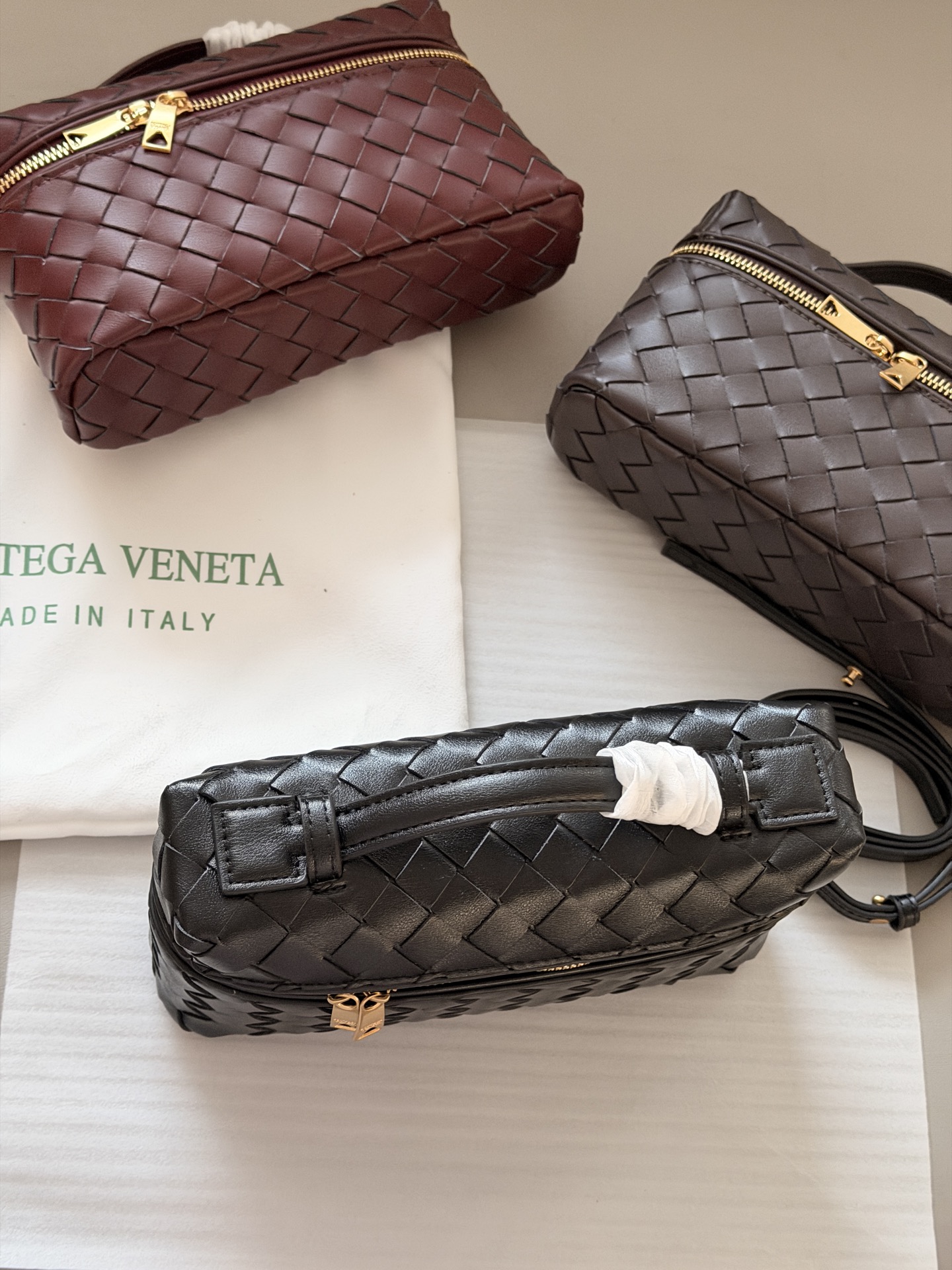 💰205 牛皮 配盒 size：23*13cm BV BangBang Vanity棒棒包， 任何人没有买到这只 包我会伤心的 造型独特精致，日常使用容量足够，可手提可斜挎，多种造型随意切换！