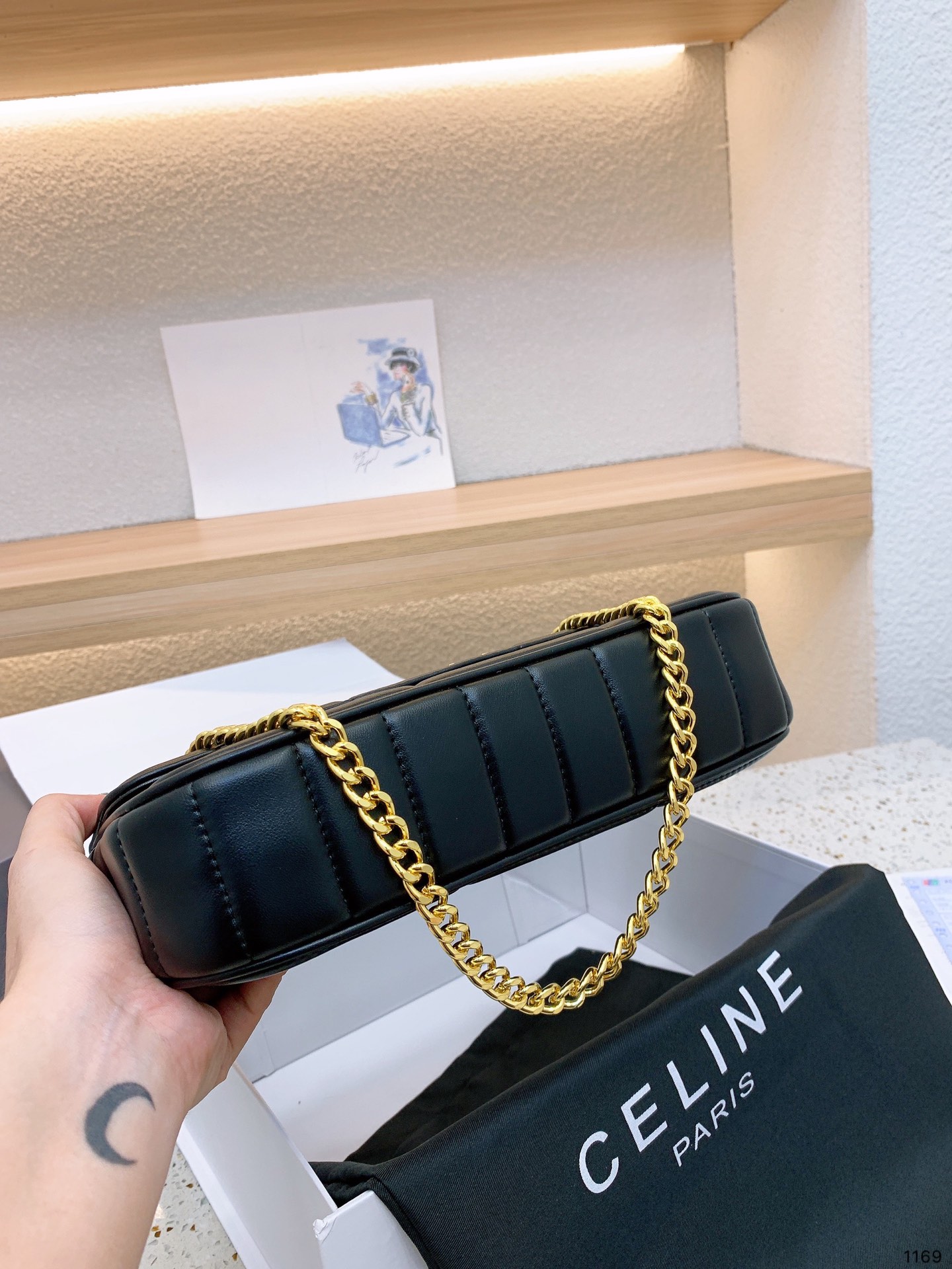 P140 Celine新款腋下包百搭休闲爱惨了~ CELINE这几天入的Celine包包们，不得不说这款白色腋下包也太好看了吧~简简单单的白色配logo字母真的非常任意门和什么衣服都好配不管深色还是淡色秋冬还是春夏搭配起来都是毫无违和感的 除了好搭配容量也是非常大之前用过老花腋下的宝宝应该.都知道钱包手机都是妥妥塞的下还松动有余动27 16cm 配礼盒