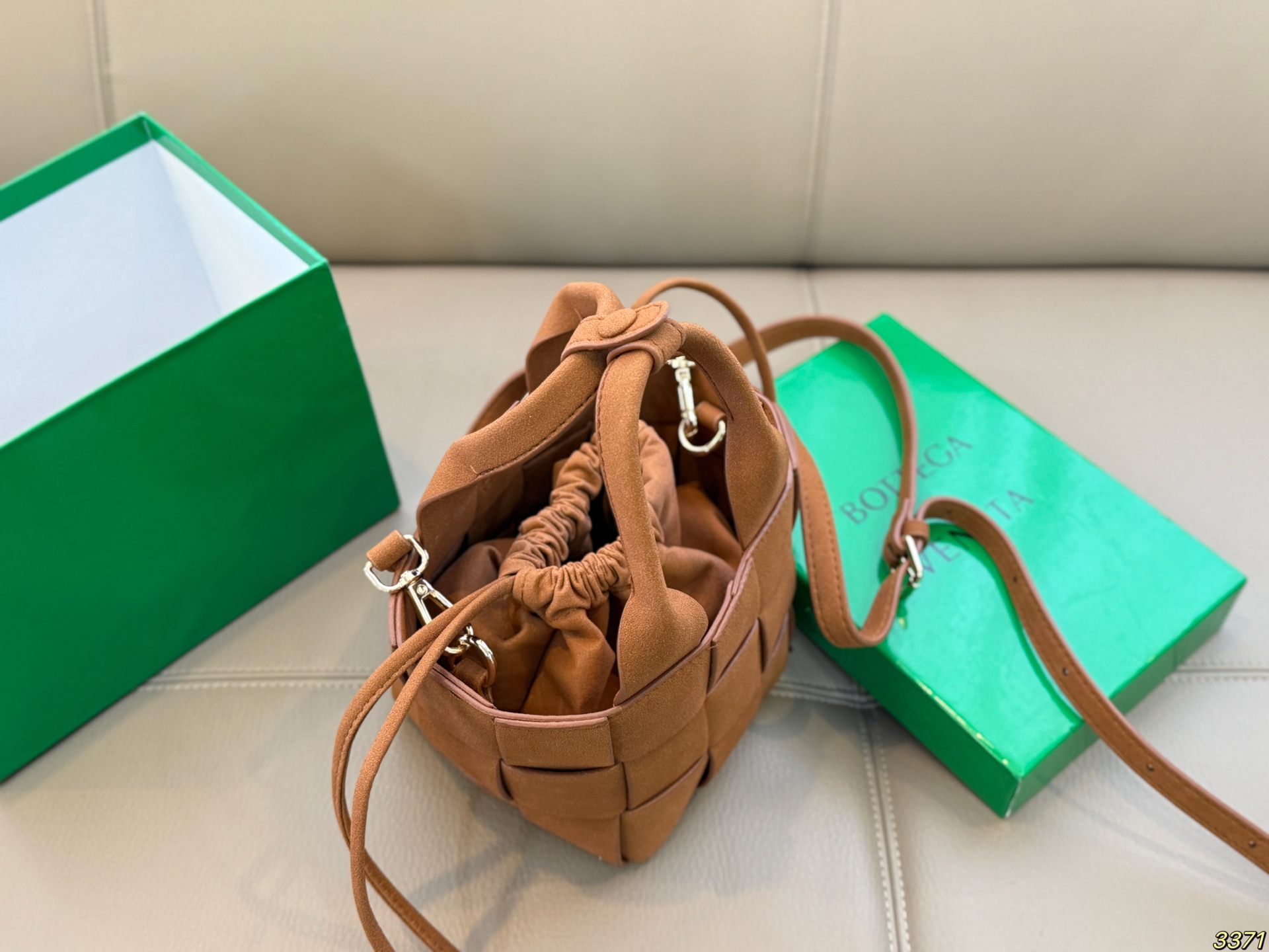 &yen;150配盒 BV编织包菜篮子 超级经典又时髦 意外的百搭 耐看精致 日常出街 集美必入 尺寸：13 13