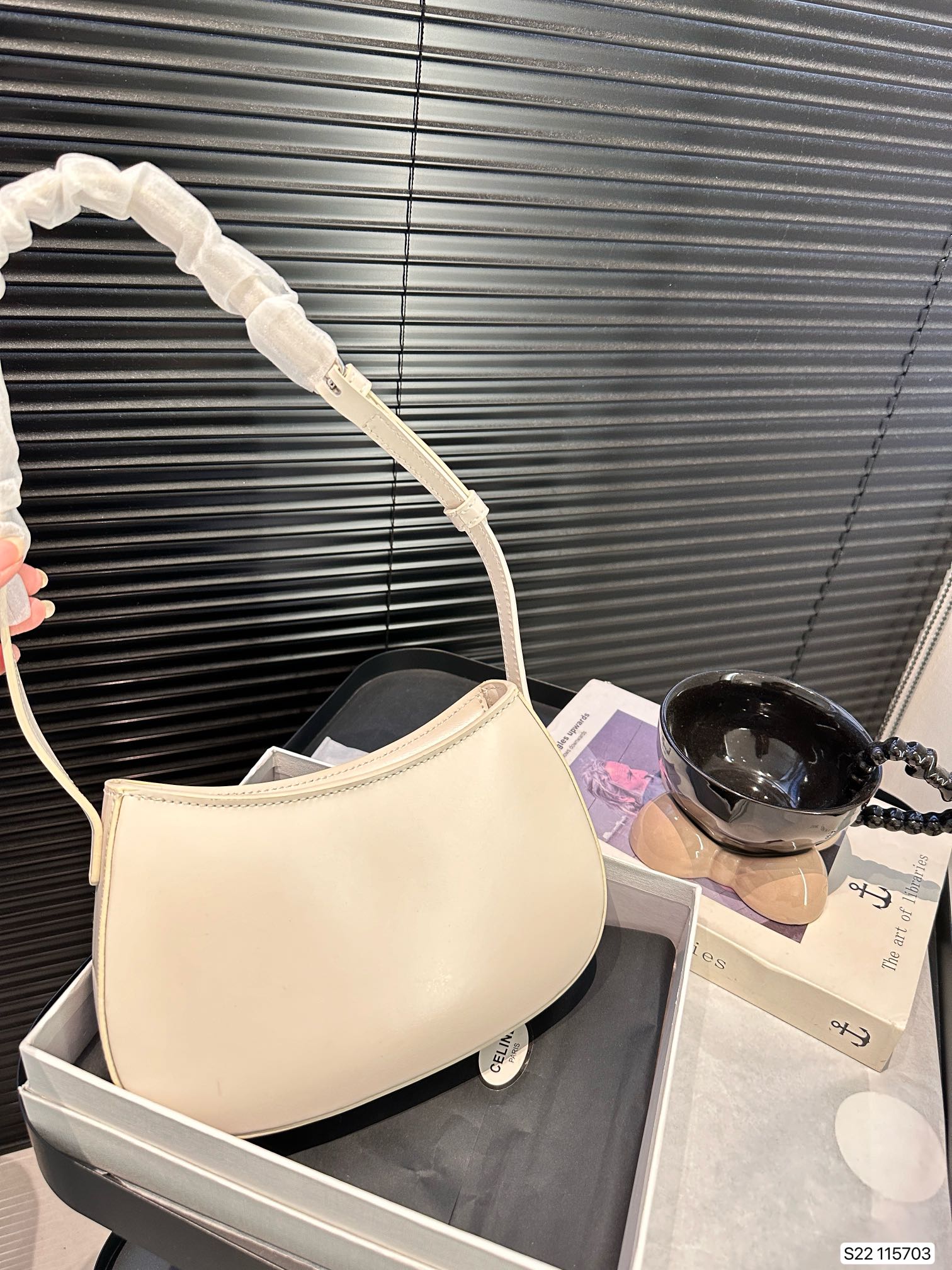 P160 配盒子 赛琳腋下包 腋下包中的小可爱 它的出镜率会很高滴 高级感超强!尺寸:22 13 货号115703