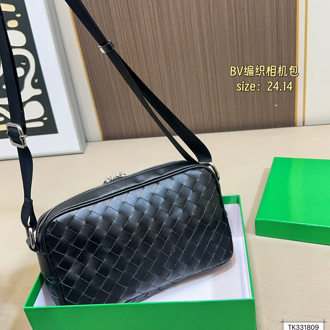 💰125（配盒） 尺寸24&times;14 BV 新款Veneta编织相机包斜挎包 简约别致，高级时髦不张扬！ 不管斜挎、单肩都是满满的造型感～ 实物皮质很软却饱满有型～ 简约大气，超级有范 男女同款