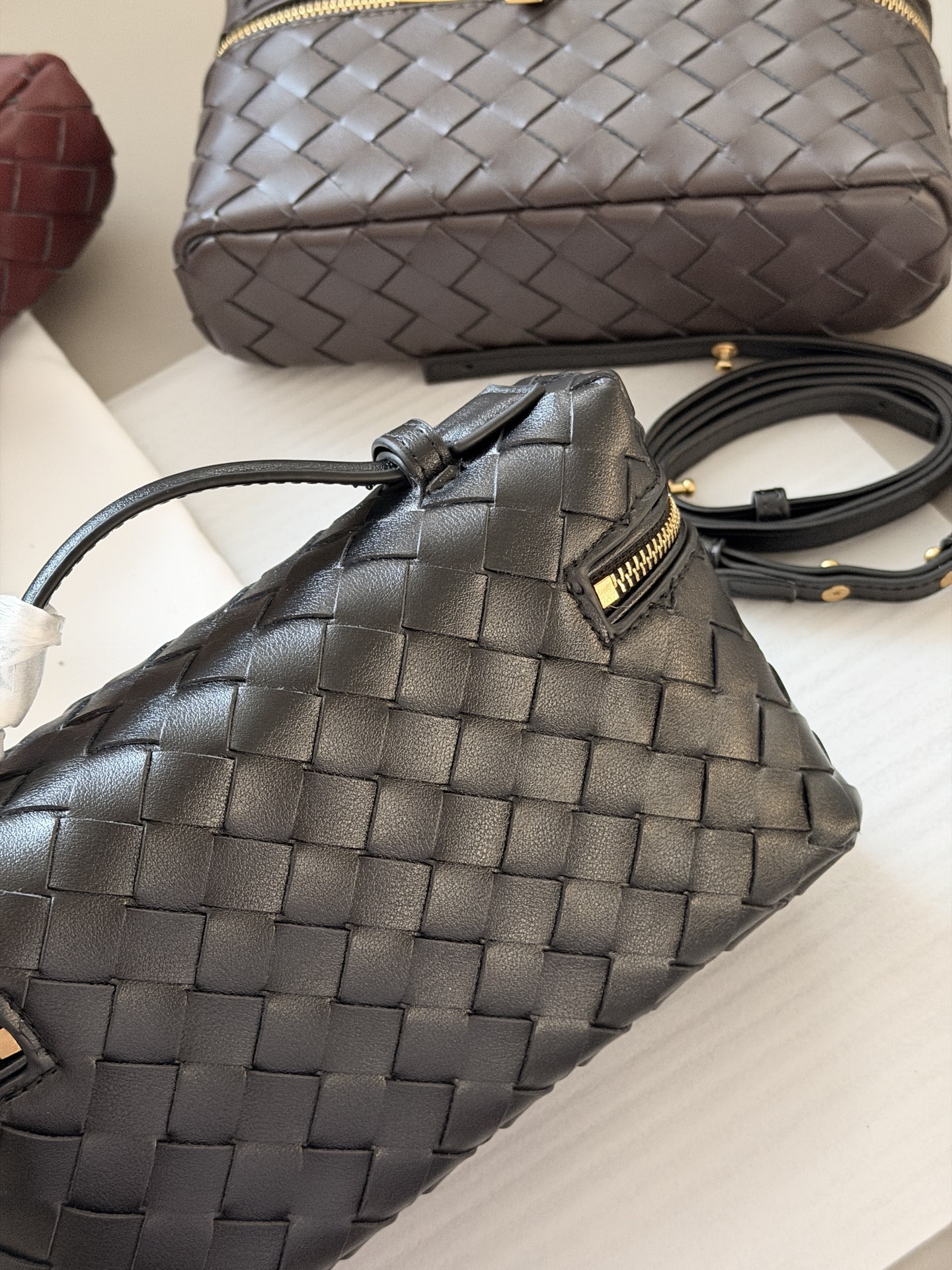 💰205 牛皮 配盒 size：23*13cm BV BangBang Vanity棒棒包， 任何人没有买到这只 包我会伤心的 造型独特精致，日常使用容量足够，可手提可斜挎，多种造型随意切换！