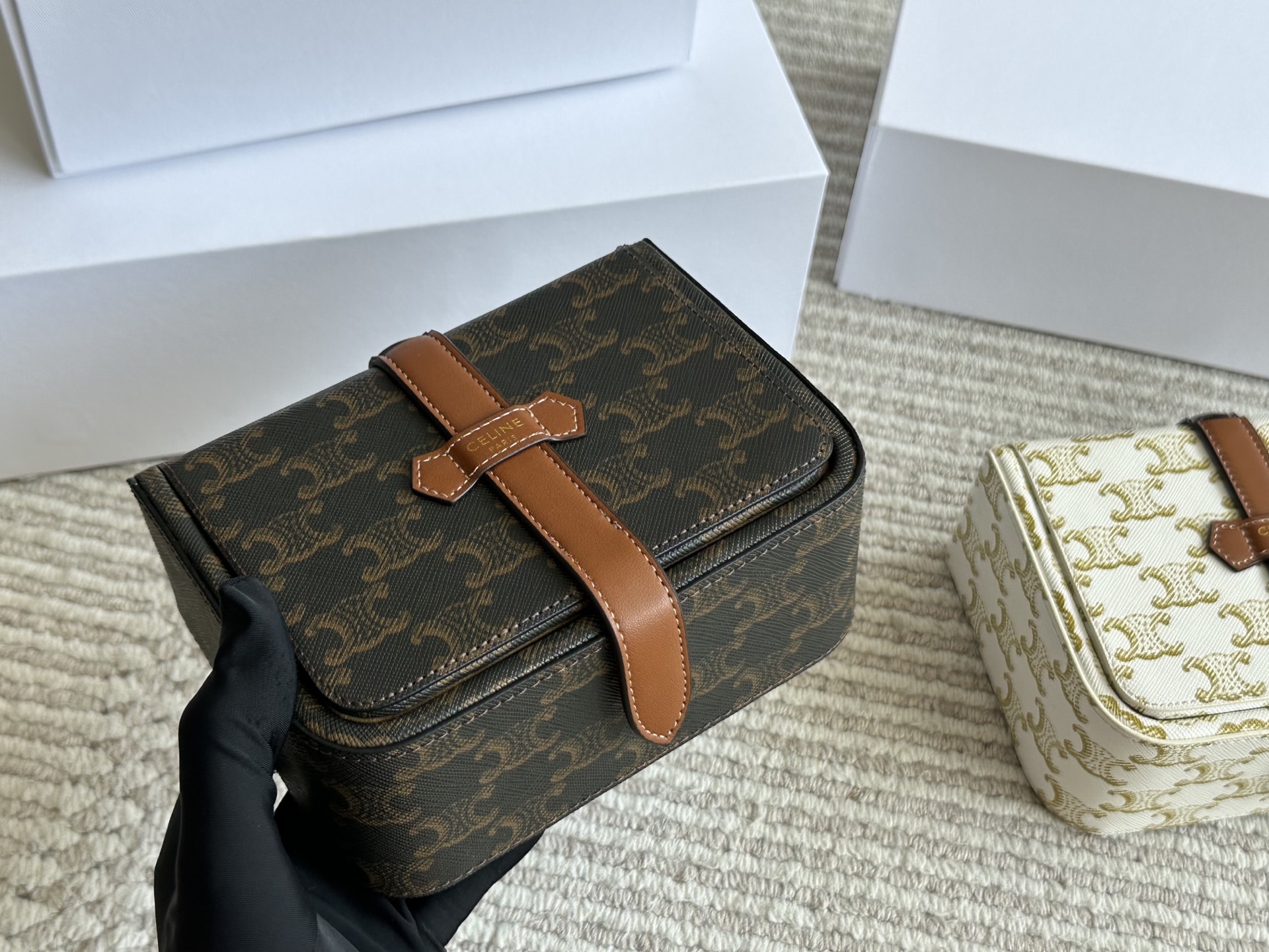 💰 330 配盒 celine的实用单品!老花首饰盒 收纳能力超级强戒指耳钉 手镯项链都有可以放的区域首饰很多也能一目了然的找到想带的款 材质我也很喜欢不是很容易积灰外面随便擦 尺寸 16 12cm