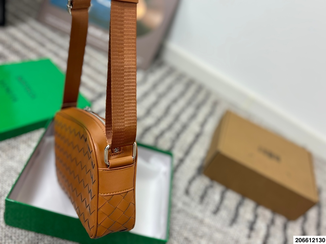 p130配盒 BV编织包斜挎包相机包 搭配休闲风的穿搭 舒适又有活力超级耐看 尺寸25.15